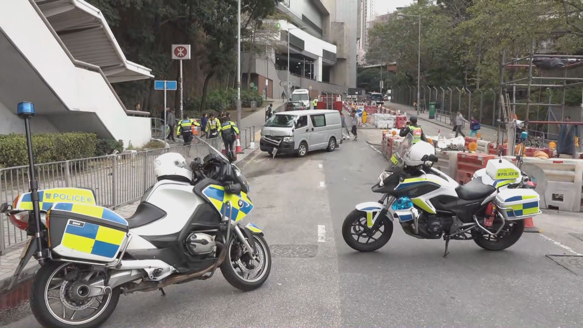 油塘客貨車衝上行人路釀一死兩傷