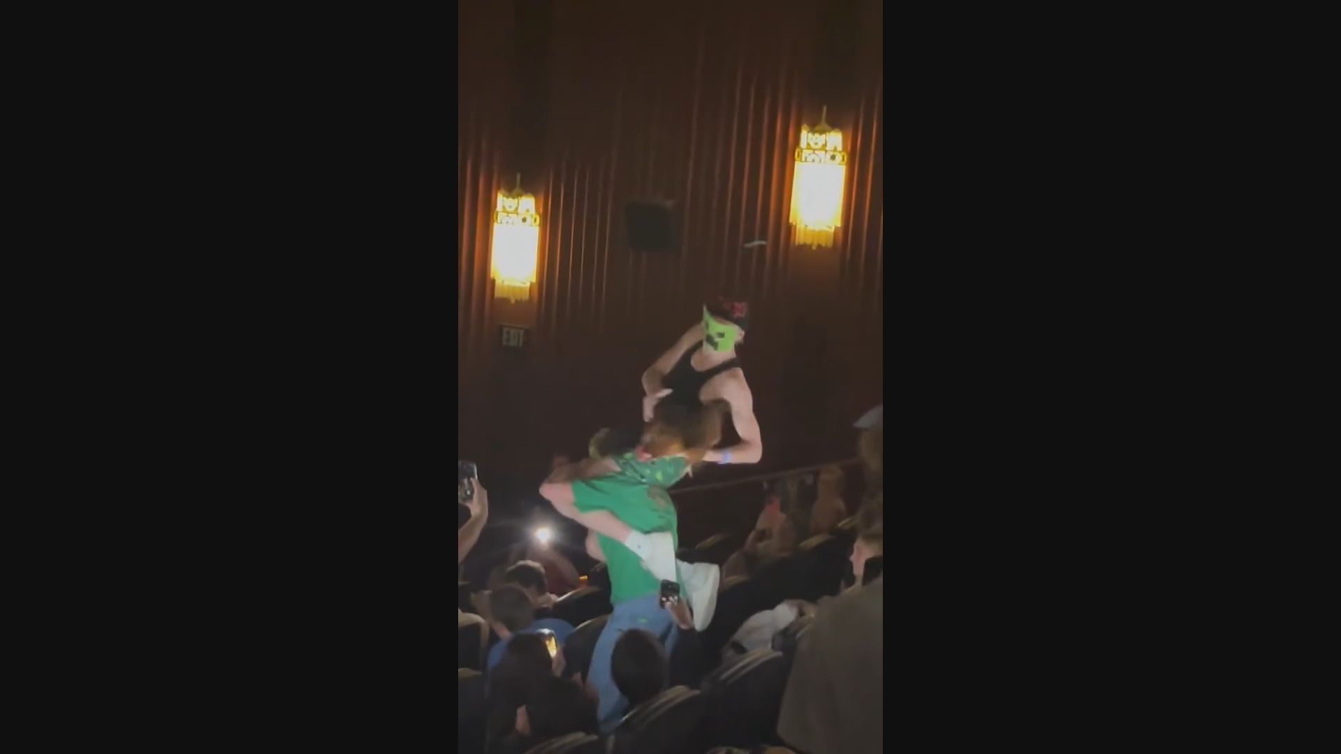 熱潮變亂象｜Minecraft電影引觀眾叫囂、擲物　英國有戲院警告或停播