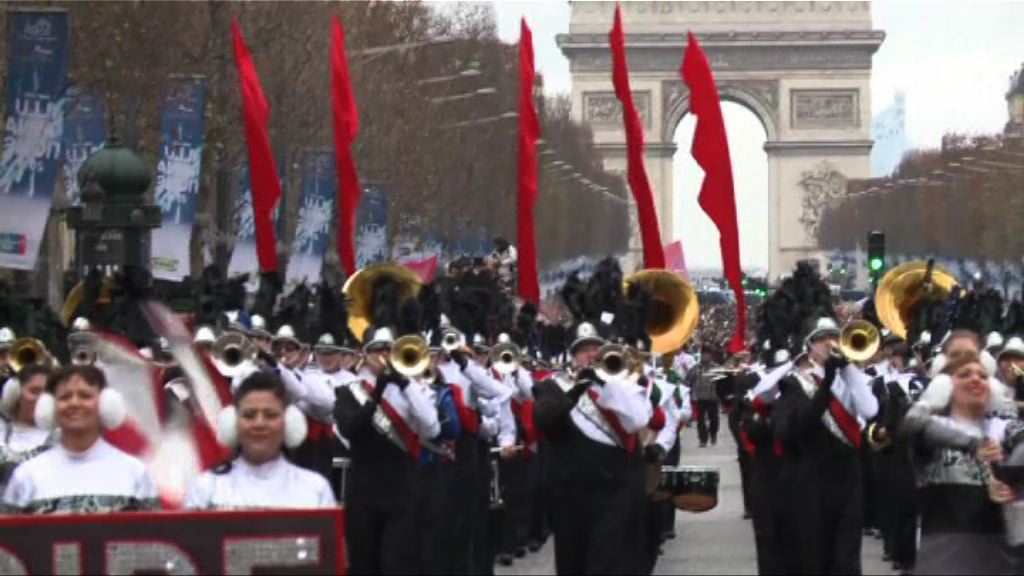 巴黎民眾無懼恐襲威脅觀看巡遊