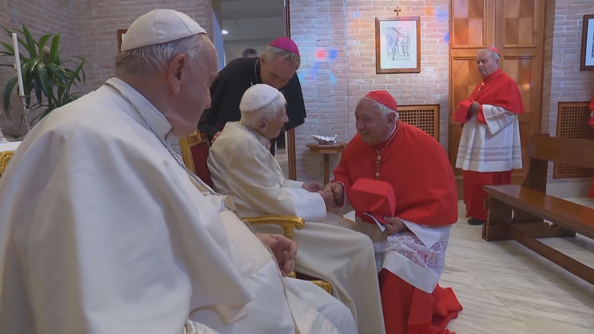 教宗方濟各拜會本篤十六世　外界猜測疑似退位跡象