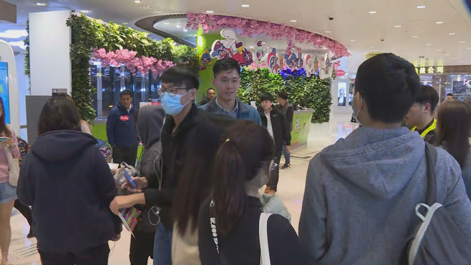 屯門V city有人聚集　投訴警方入商場作拘捕行動