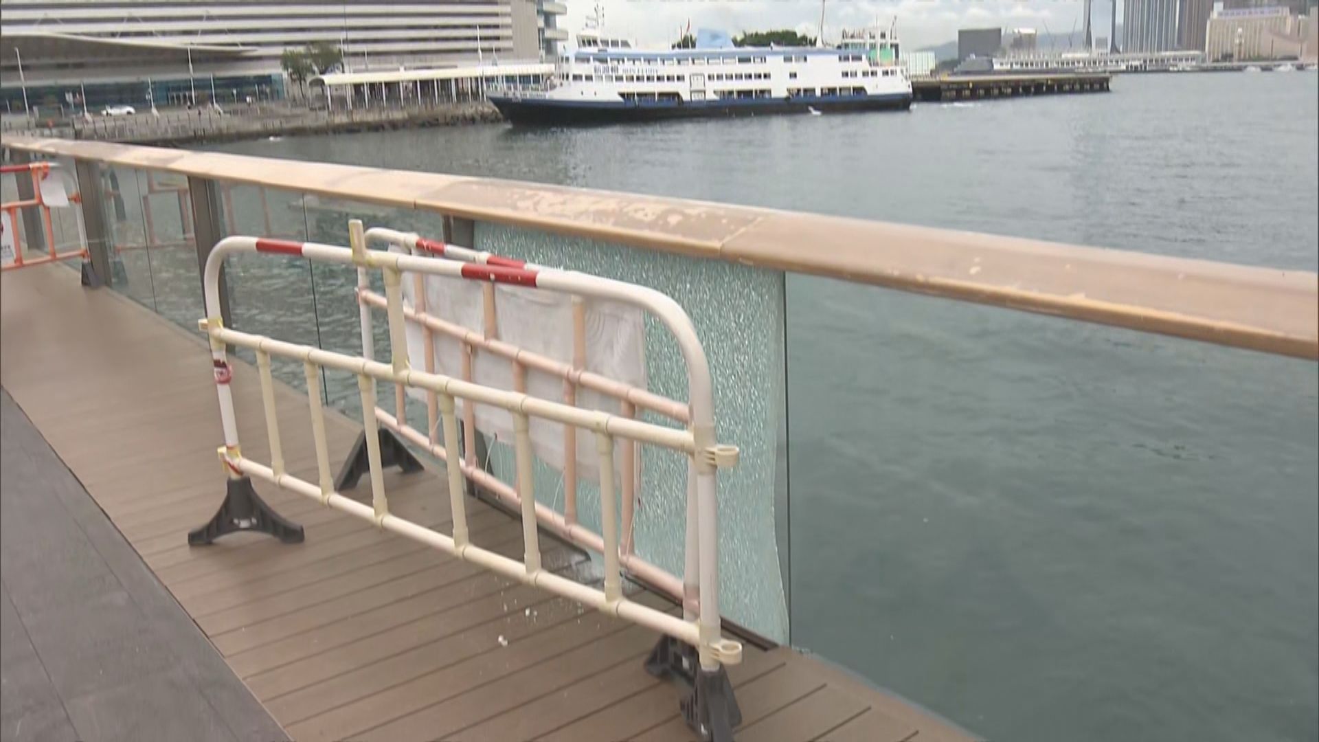 上環灣仔分別有客輪泊岸時撞向岸邊　一男子受傷