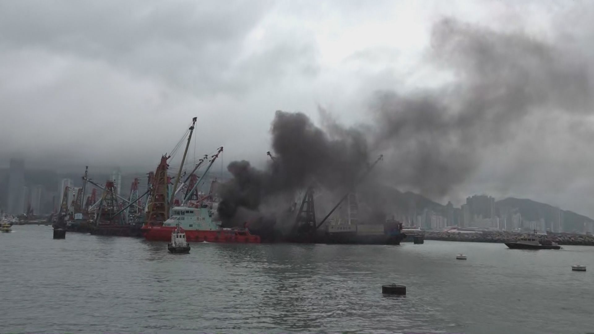 油麻地避風塘躉船起火