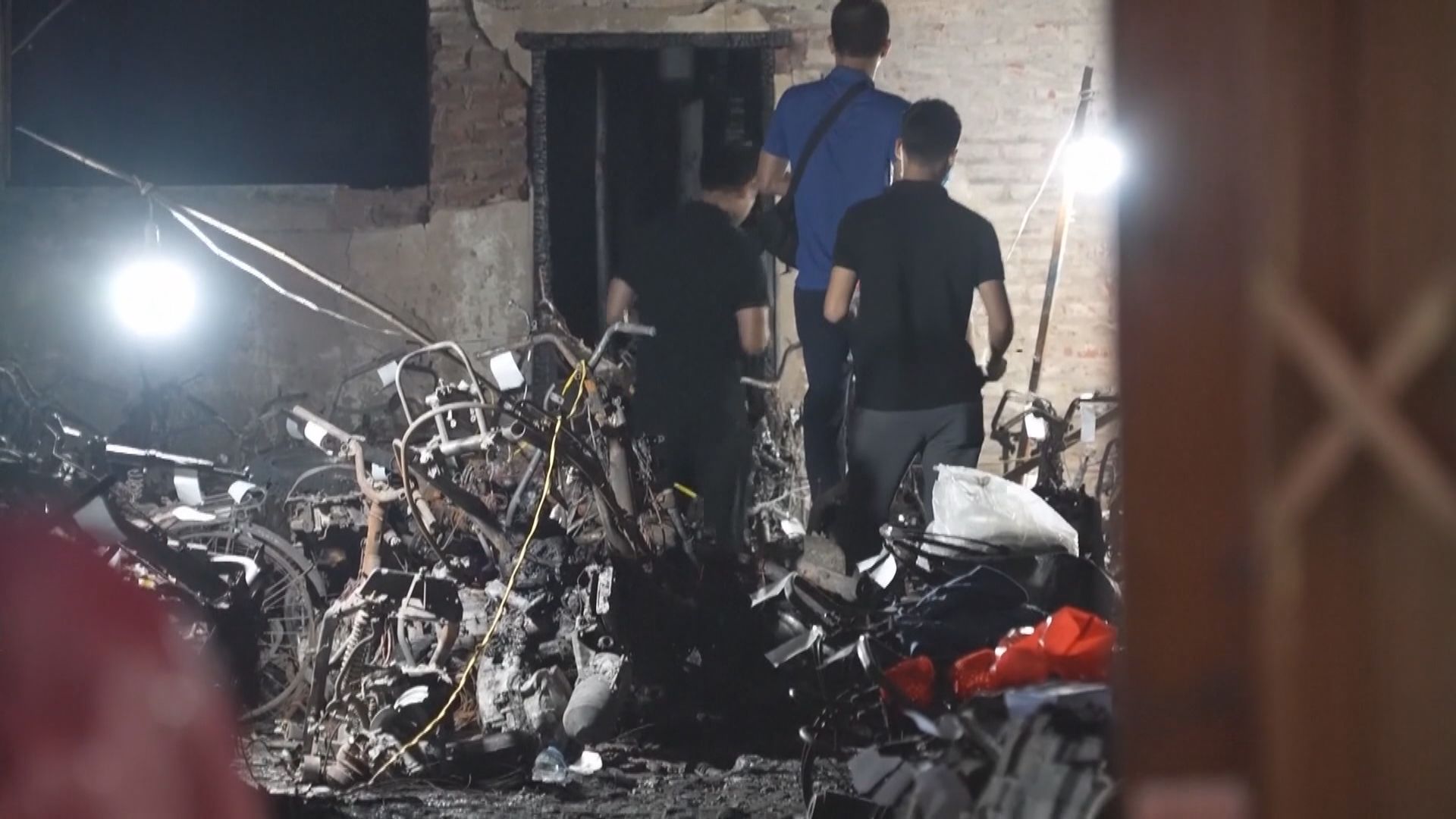 越南河內上周公寓大火 警方指是汽油電單車電池短路引致