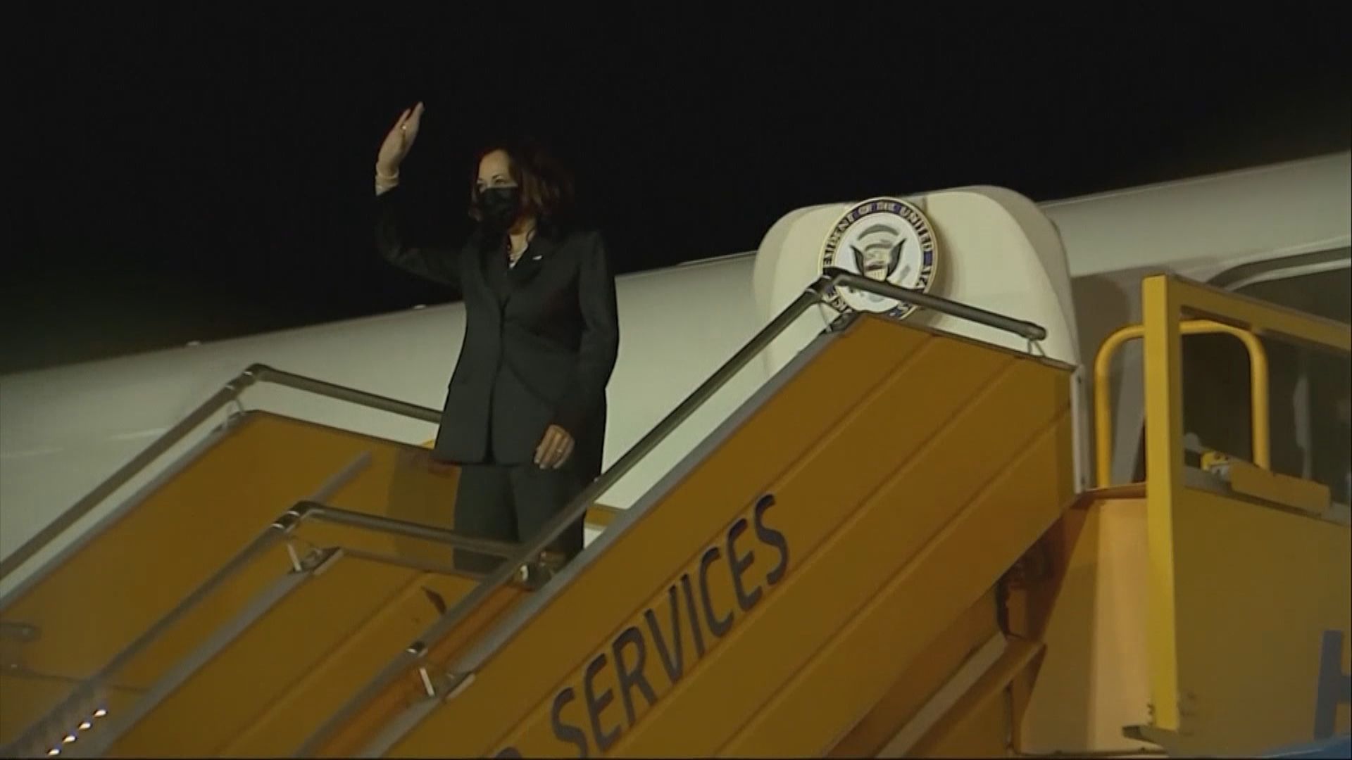 賀錦麗抵越南訪問　較原定計劃遲數小時