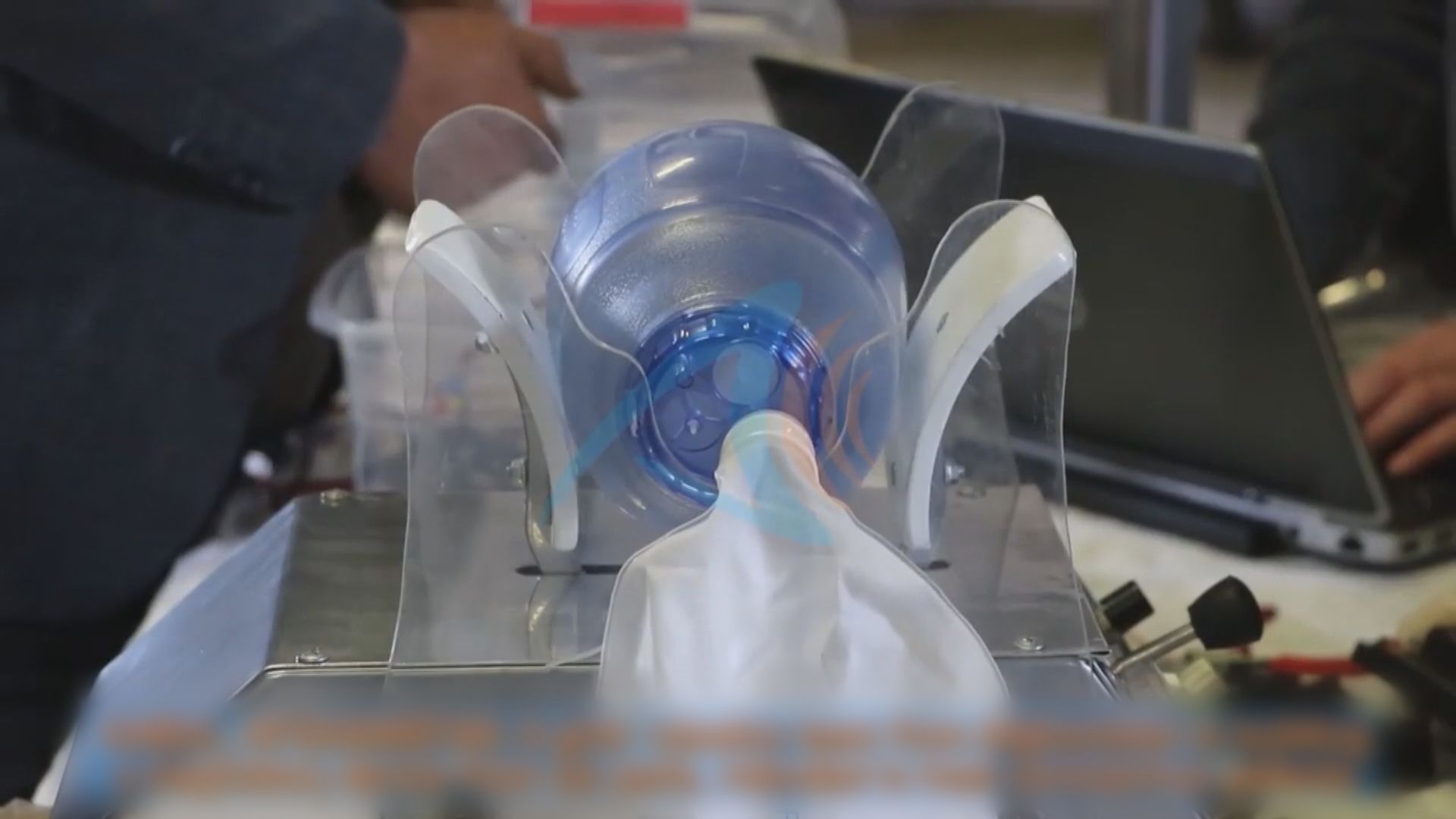 阿富汗少女利用汽車零件自製低成本呼吸機