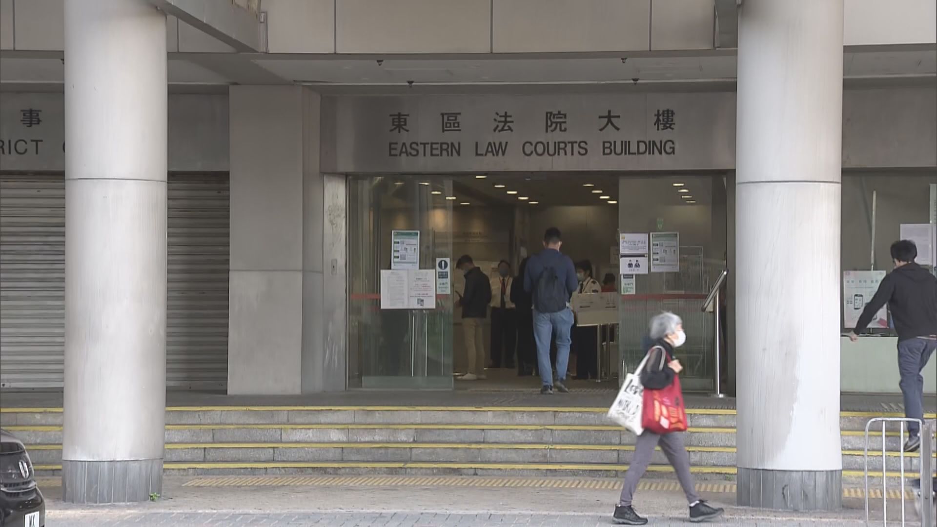 警方拘捕並落案控訴兩名國泰前機艙服務員違反第599A章