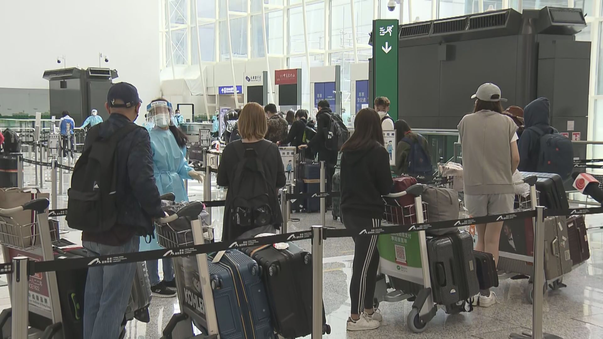 消息：政府考慮容許未成年英國留學生回港打針