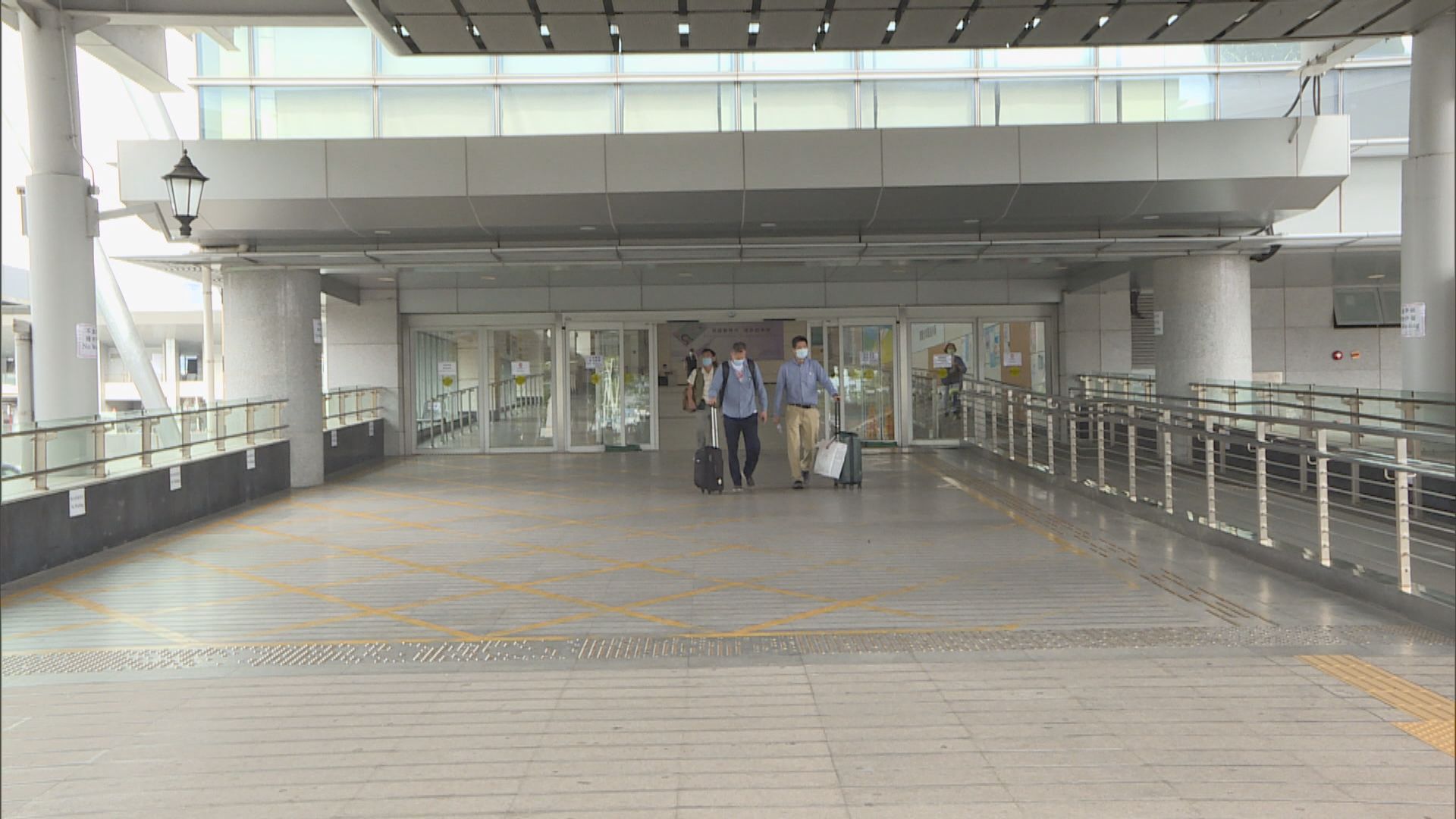 政制局宣布回港易安排暫時不變　梁振英歡迎政府從善如流