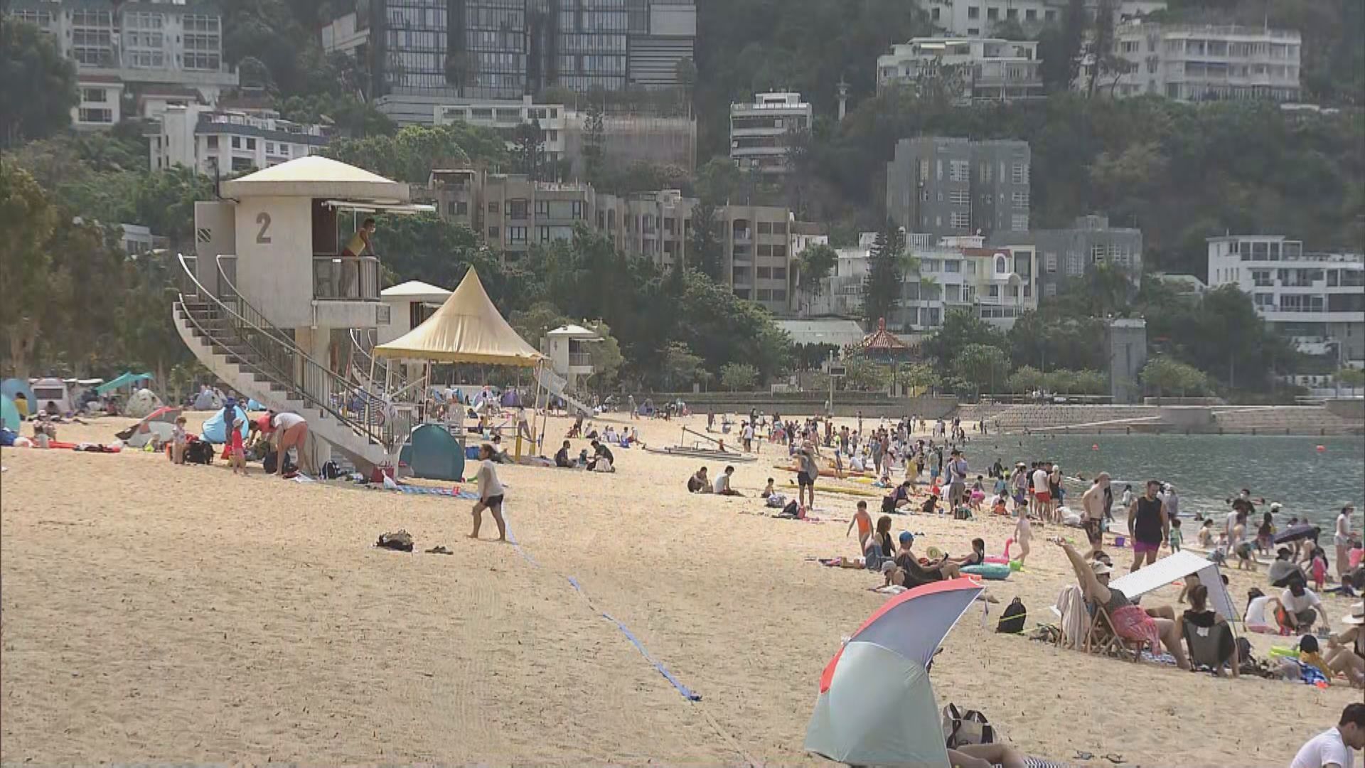 市民趁泳灘重開嬉水　部分人戴口罩守防疫令