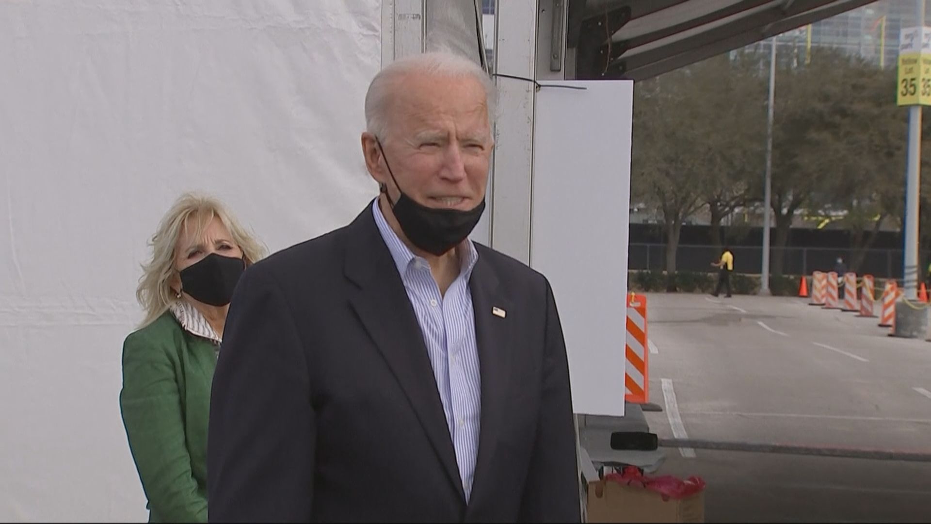 拜登重申新冠疫苗安全　盼公眾繼續遵守防疫措施