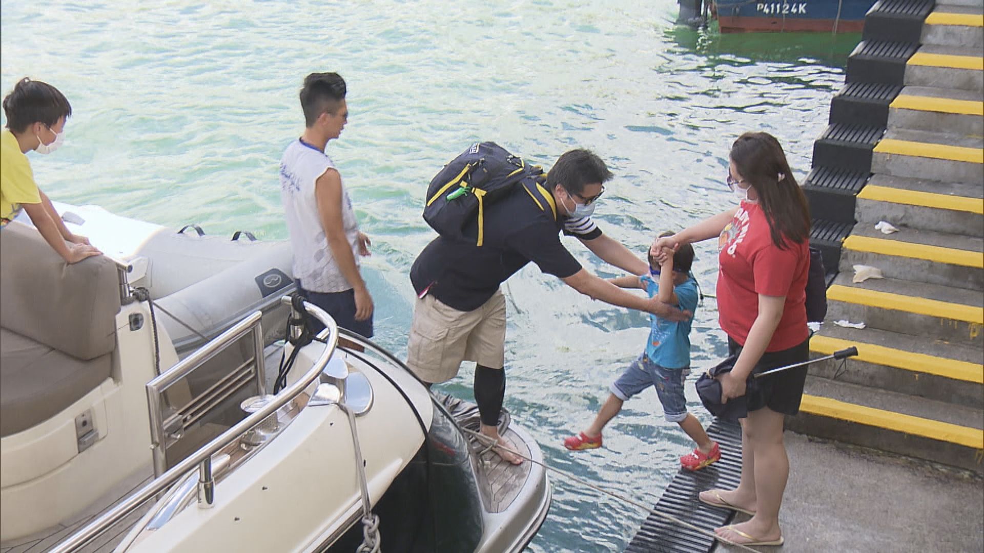疫情下仍有市民一行十多人遊船河
