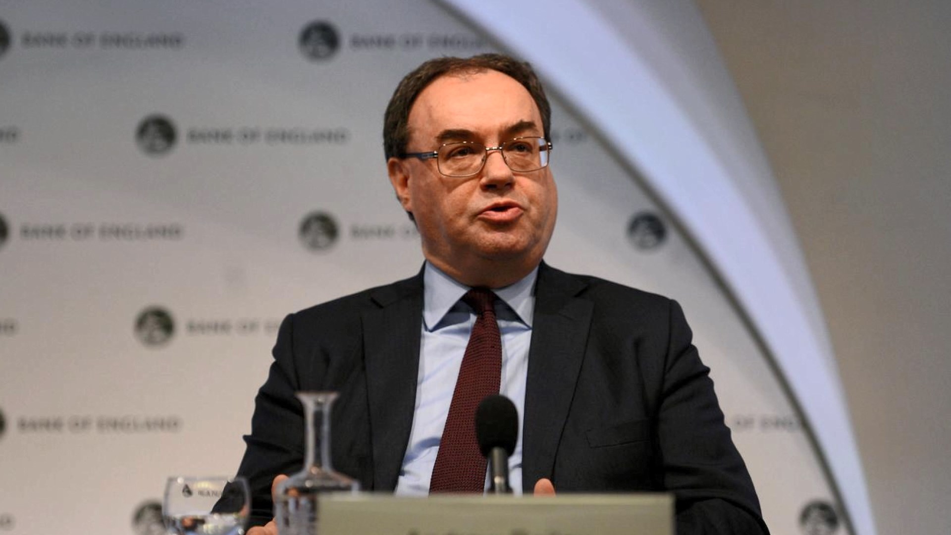 貝利暗示不馬上減息　待掌握更多疫情影響後才作決定