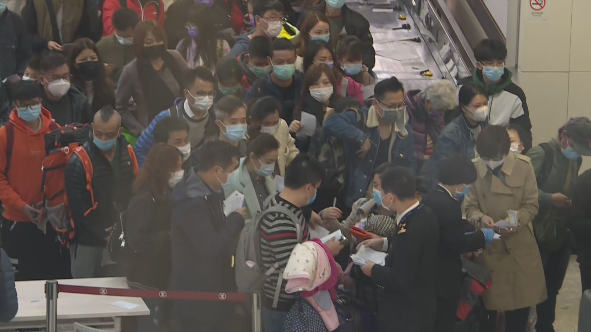 高鐵西九龍站檢查健康申報表大排長龍