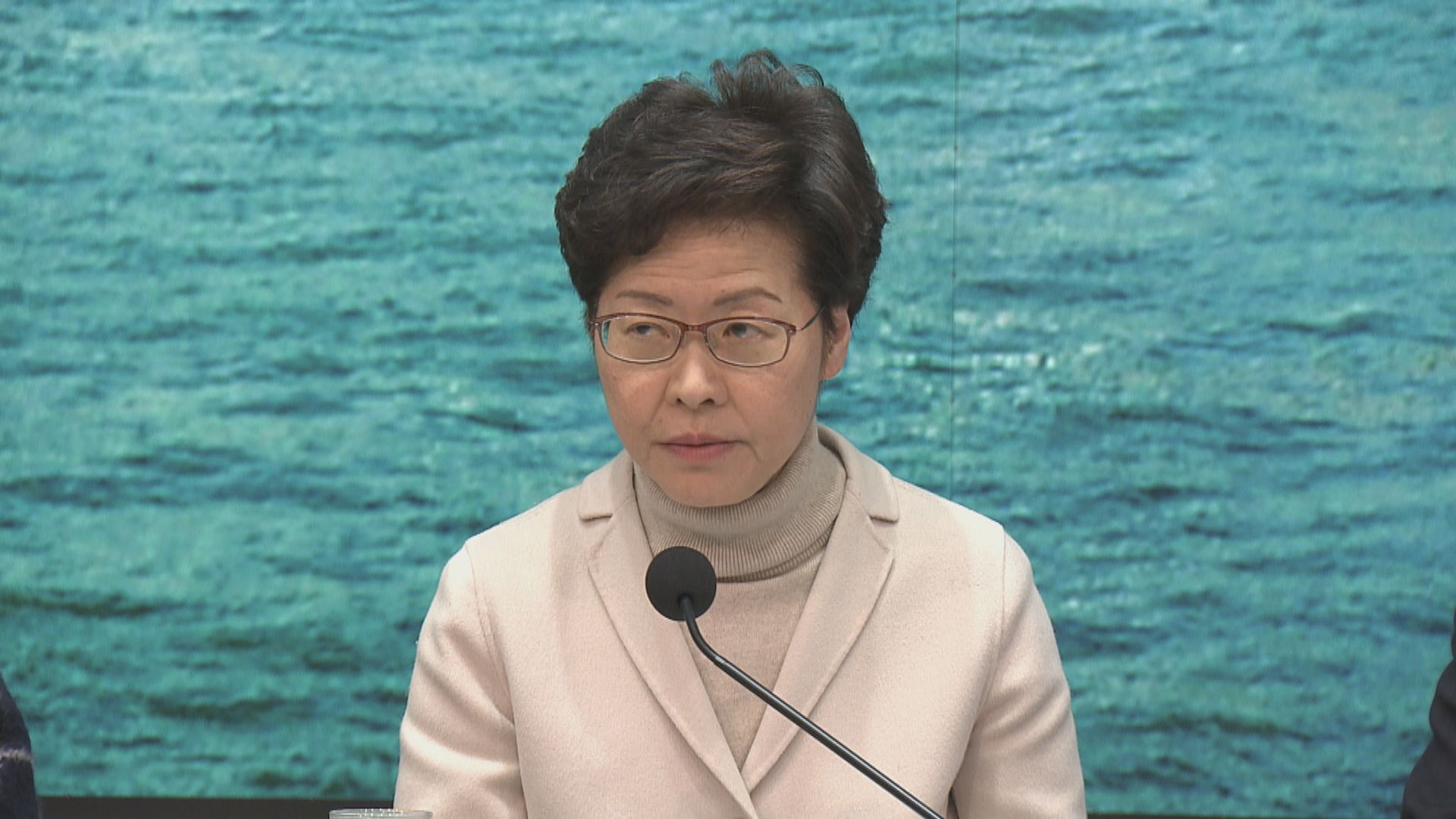 政府宣布今晚午夜起關閉四個口岸