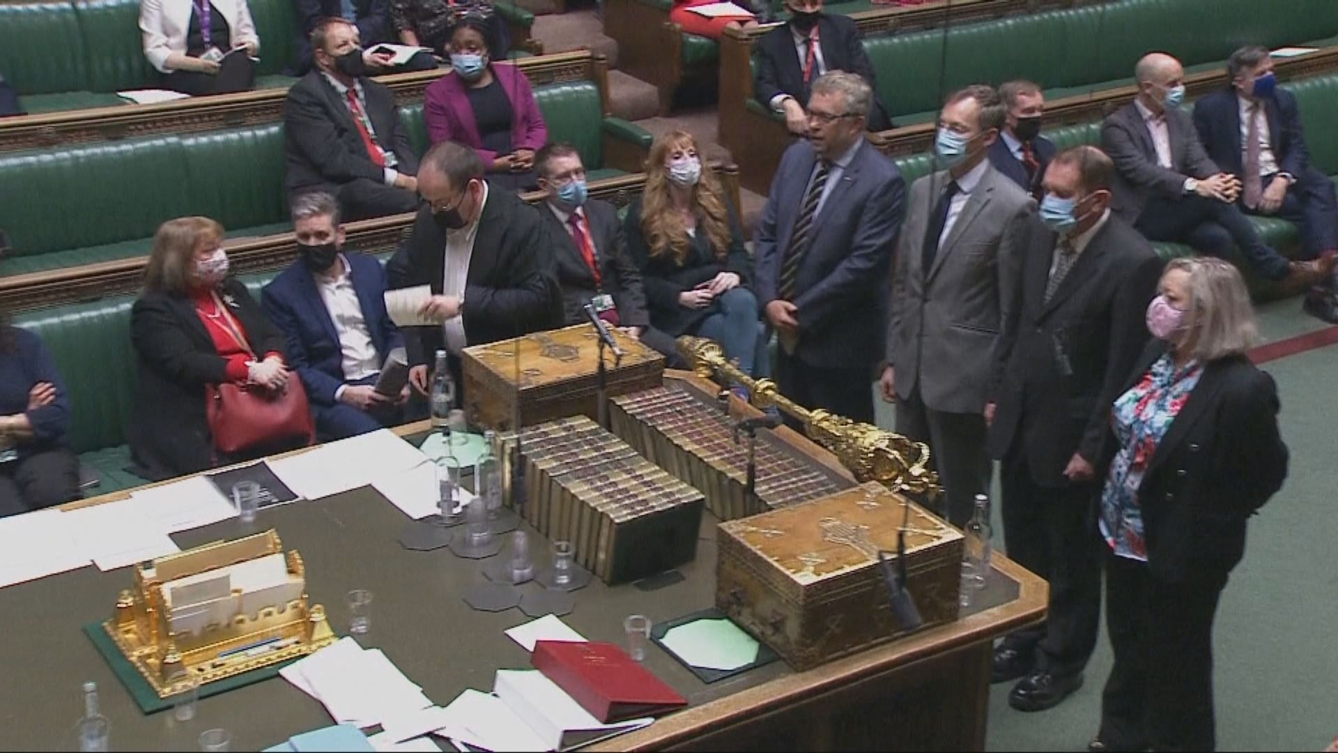 英國國會在保守黨倒戈下通過加強防疫措施