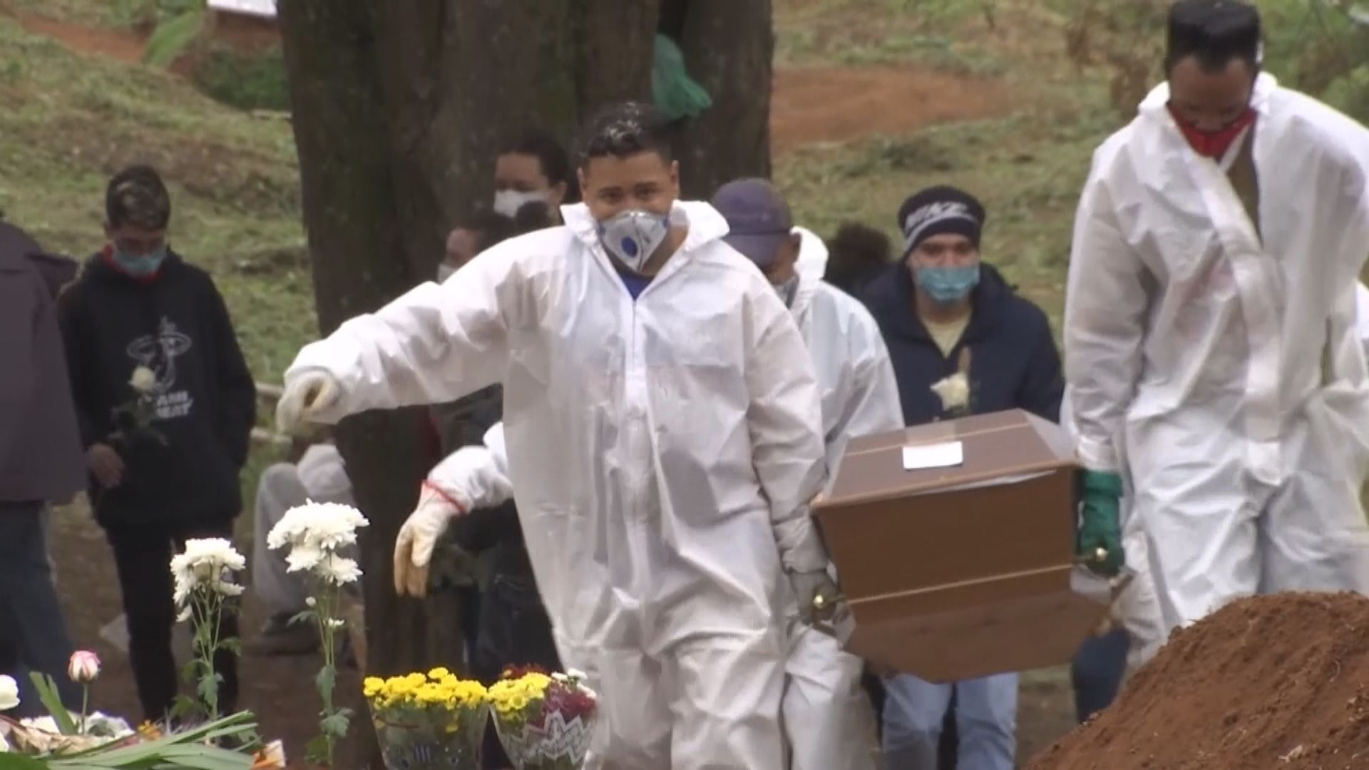 巴西感染新冠病毒累計死亡人數突破50萬