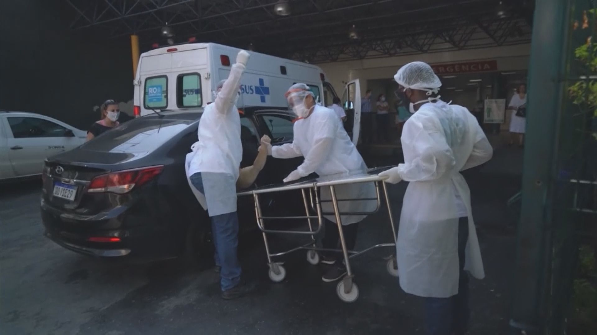 巴西確診病例突破十萬　總統出席反對居家令活動被批