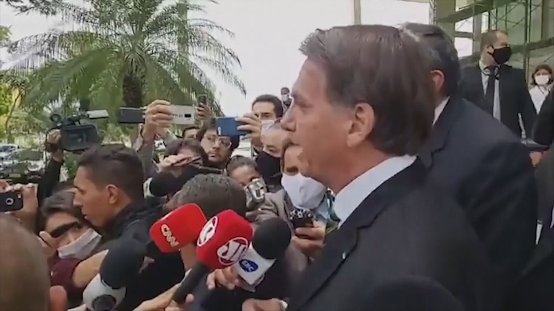 巴西總統重申要解除防疫措施以振興經濟