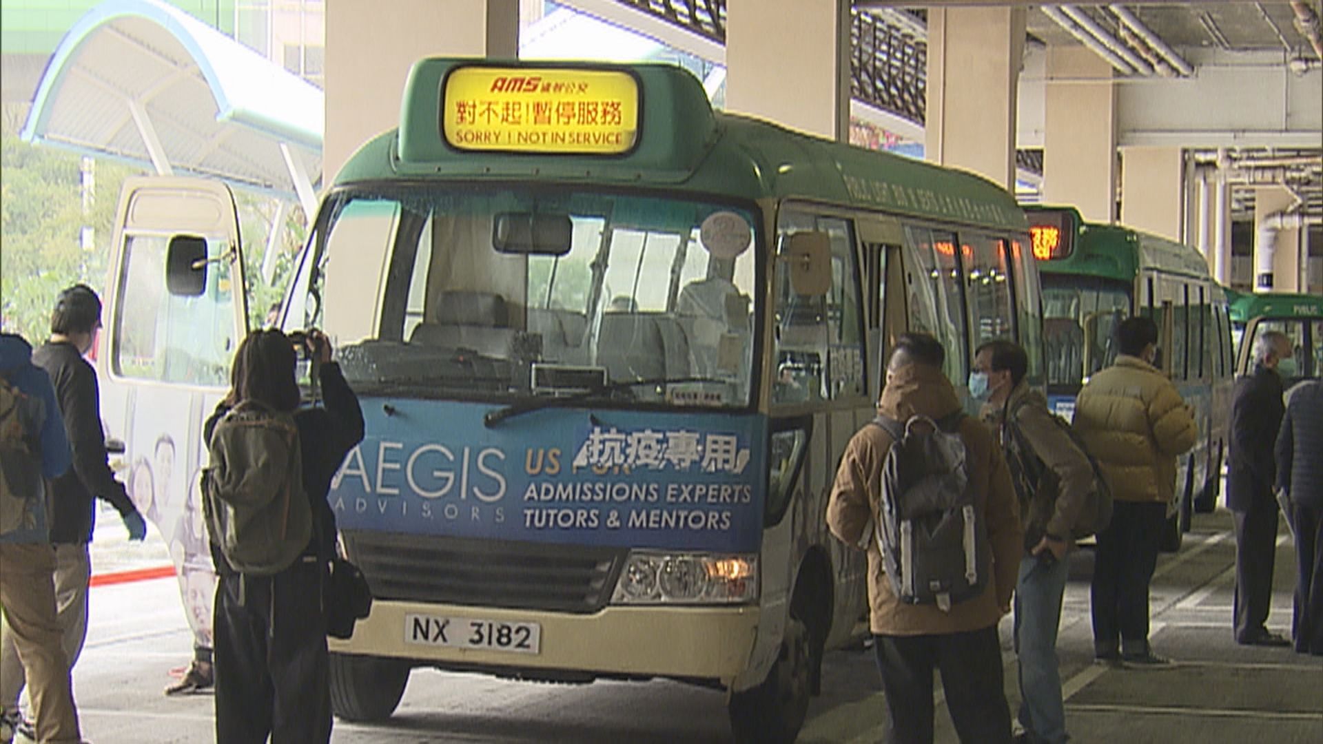 約200輛專屬抗疫巴士接載同一家庭確診者到隔離設施