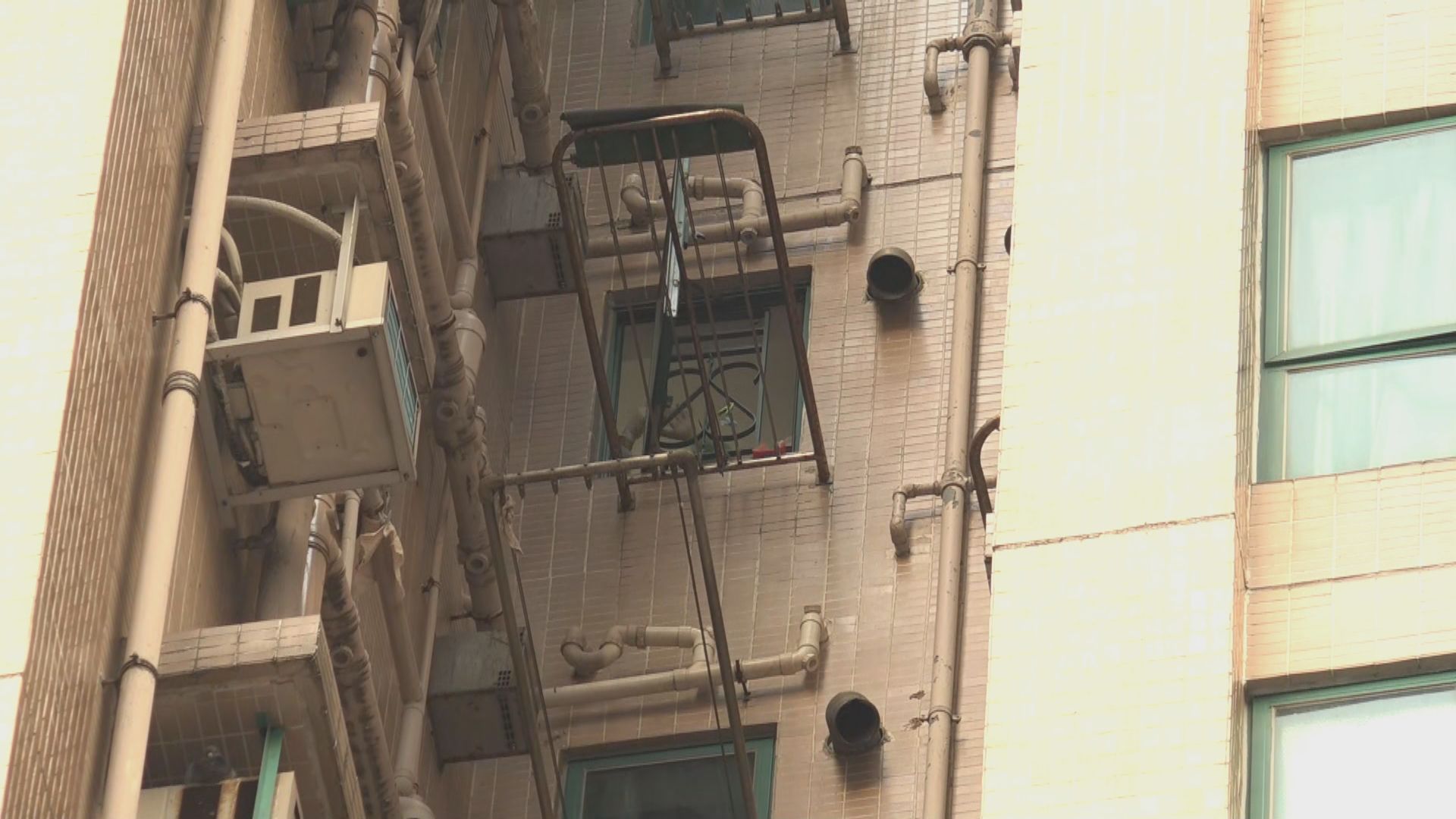 袁國勇：不排除金威廣場出現煙囪效應導致垂直式傳播