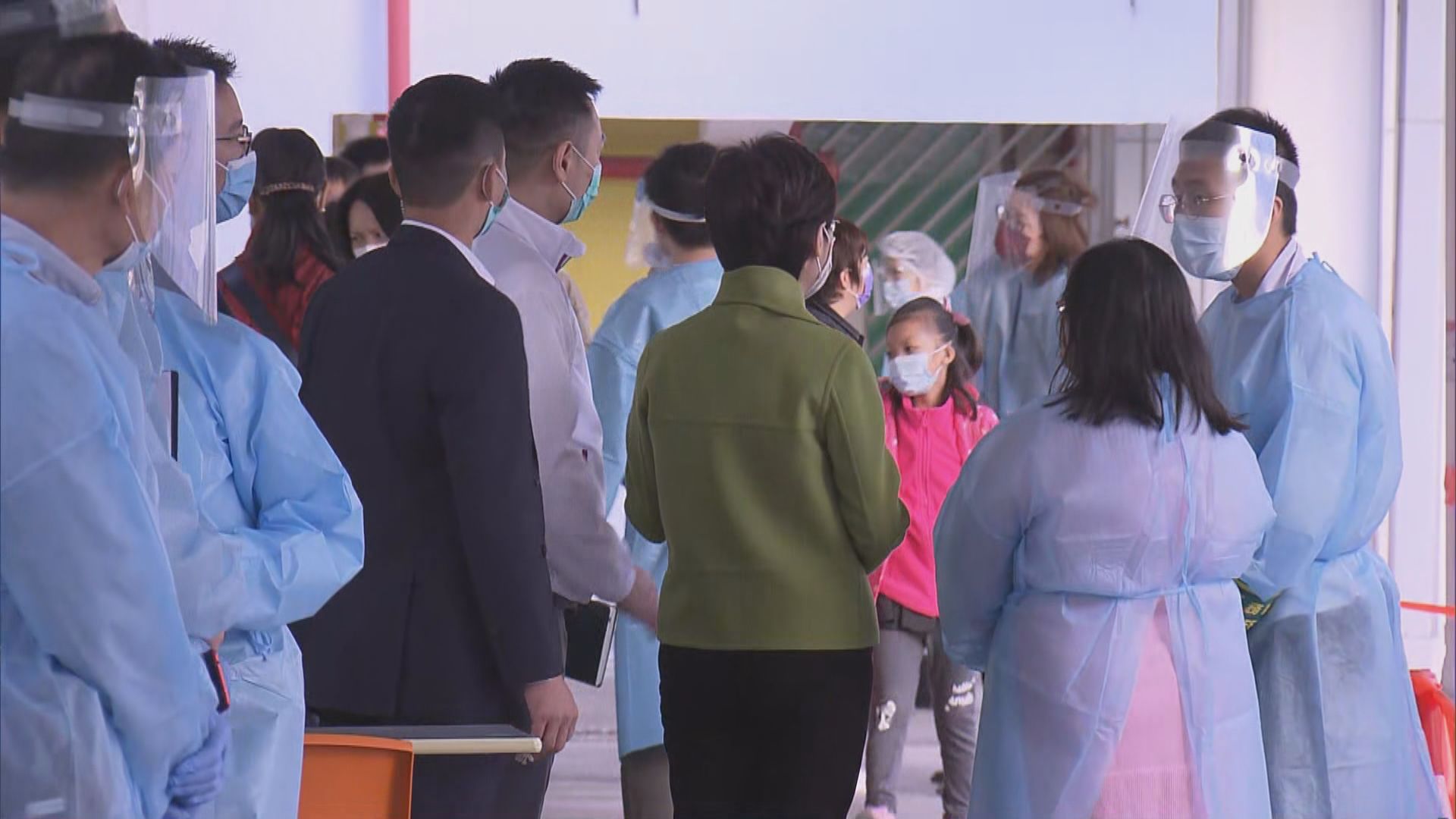 林鄭月娥到乙明邨明恩樓視察