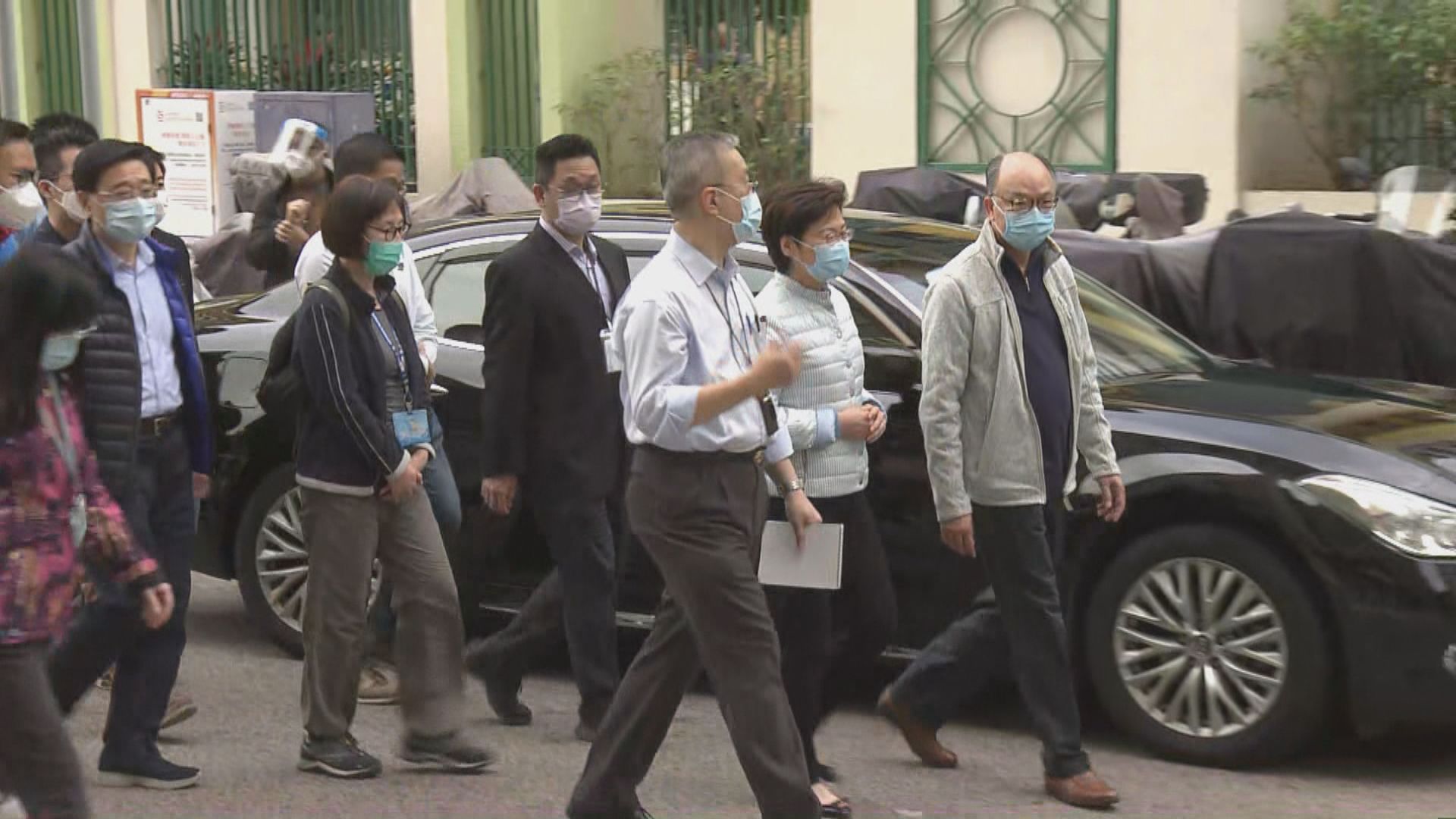 林鄭月娥到葵涌邨視察