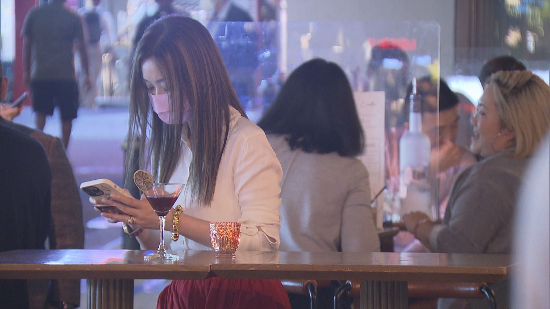 現有防疫措施延長兩周　周四起進入酒吧等須出示24小時內快測陰性證明