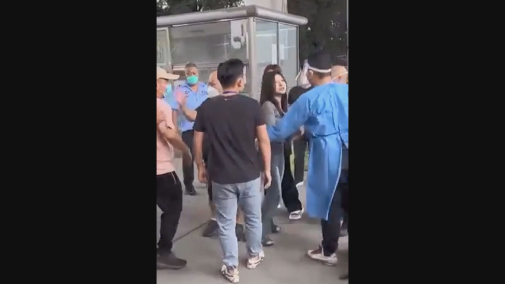 廣州傳出有民眾與防疫人員衝突後被反綁手腳　惹來爭議