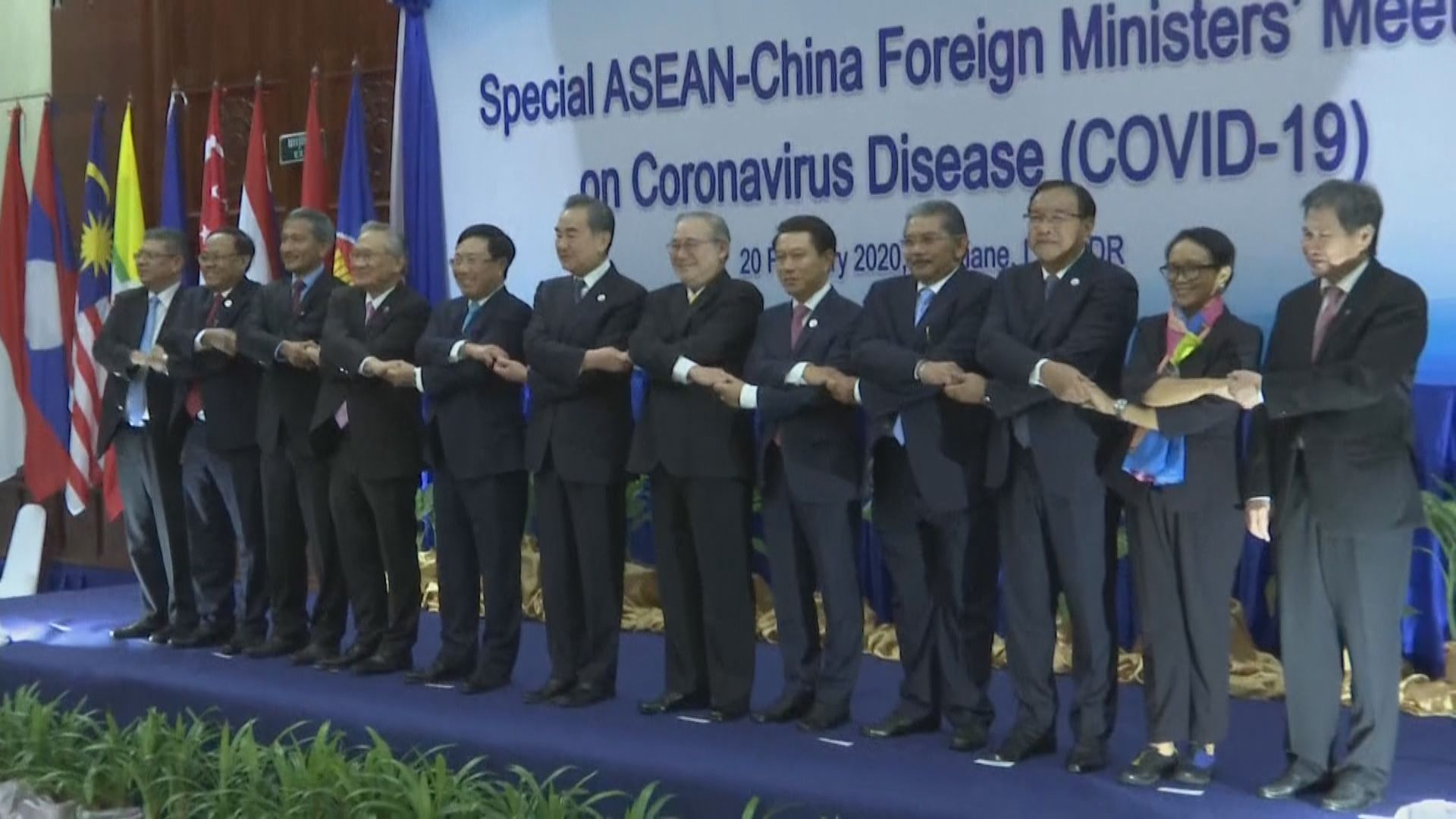 王毅促新加坡解除對華旅遊限制