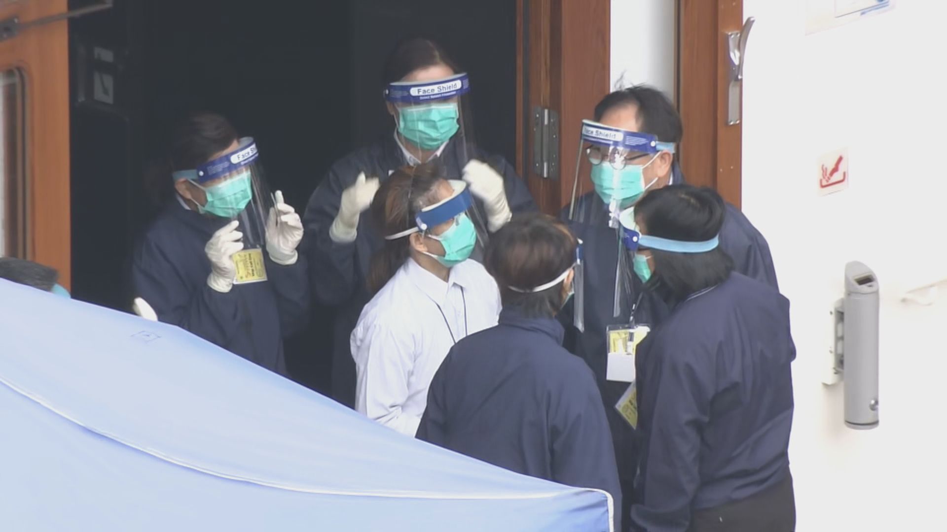 世界夢號郵輪抵港　衞生署人員全套保護裝備登船檢疫