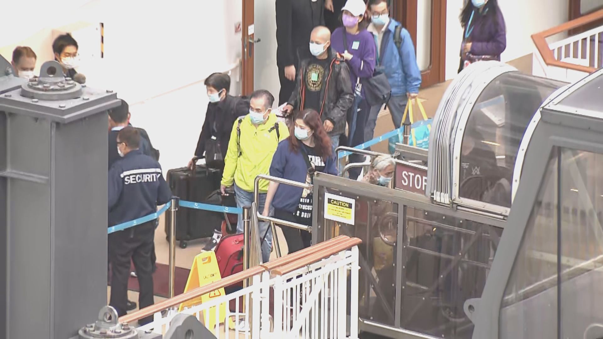 世界夢號旅客及船員陸續落船