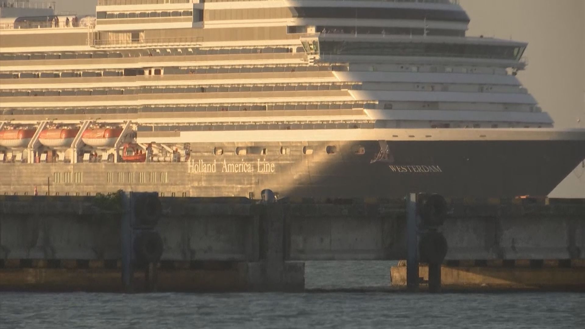 郵輪威士特丹號駛入西哈努克港停靠
