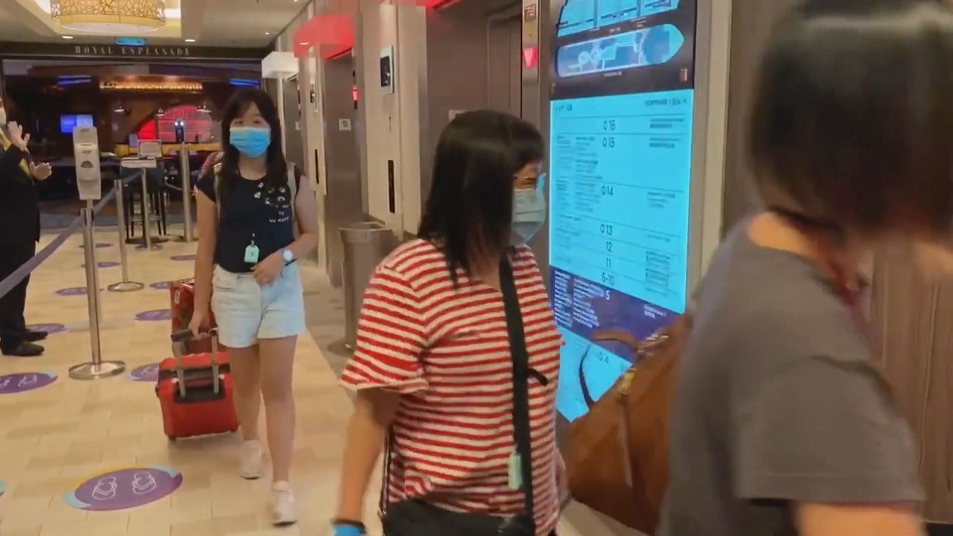 郵輪海洋量子號乘客分批下船　確診男子送院進一步檢查