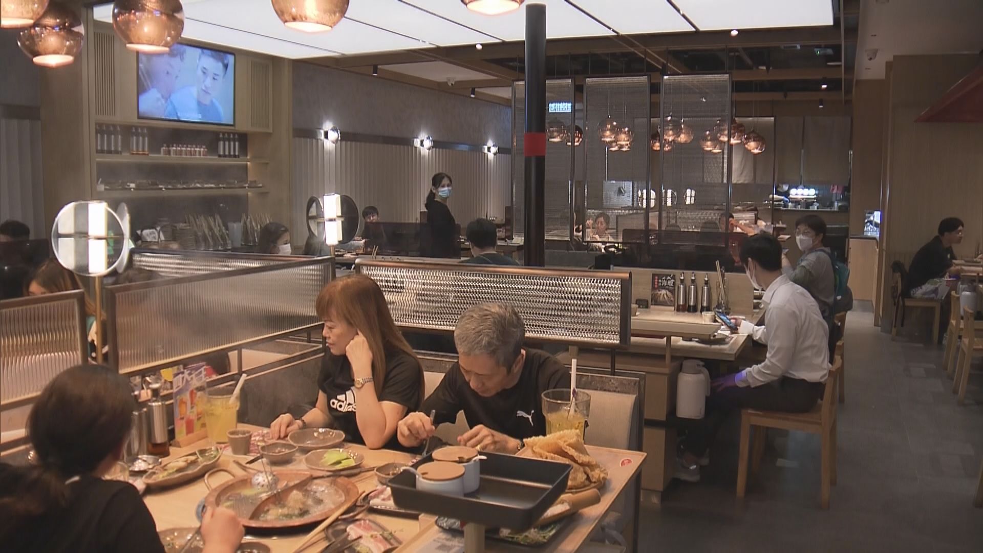 晚市堂食重開首日　有市民特別預先訂枱享用晚餐