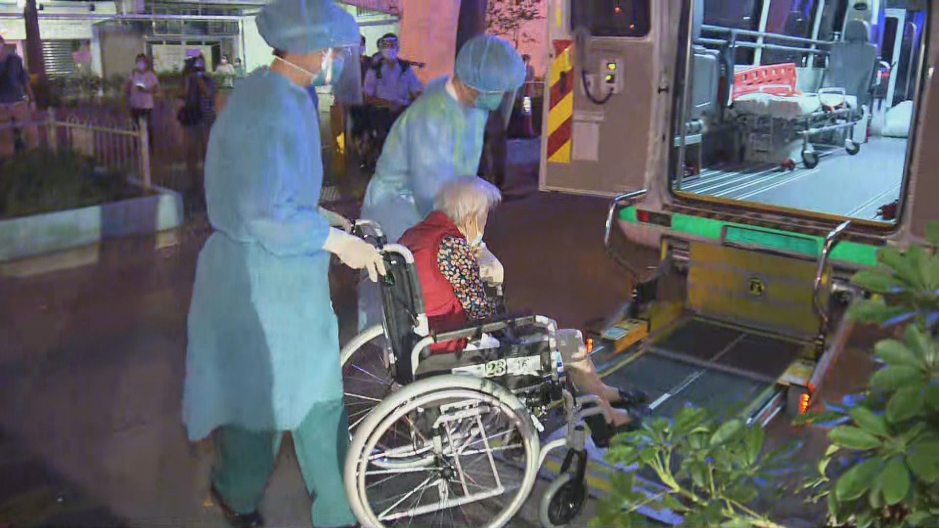 醫護人員晚上到耆康會護理安老院進行撤離