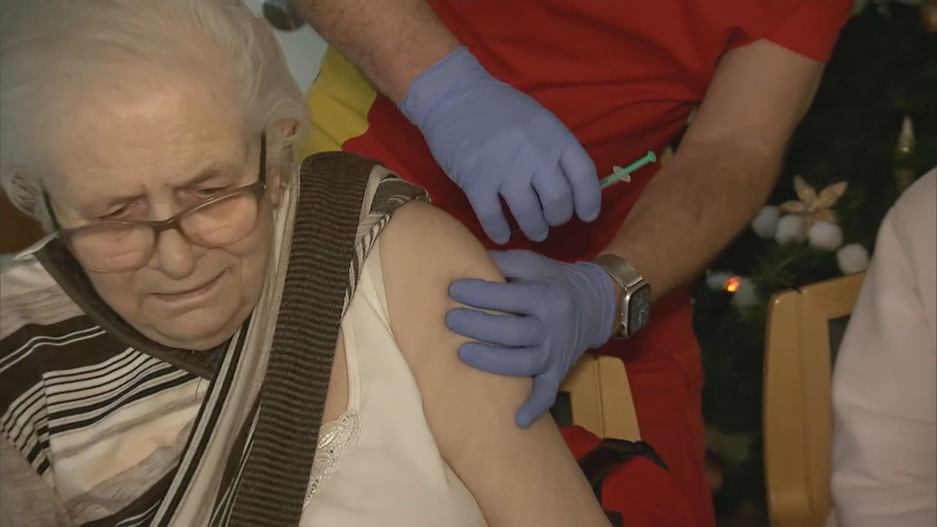 英國批准使用阿斯利康新冠疫苗　最快下周一開始接種