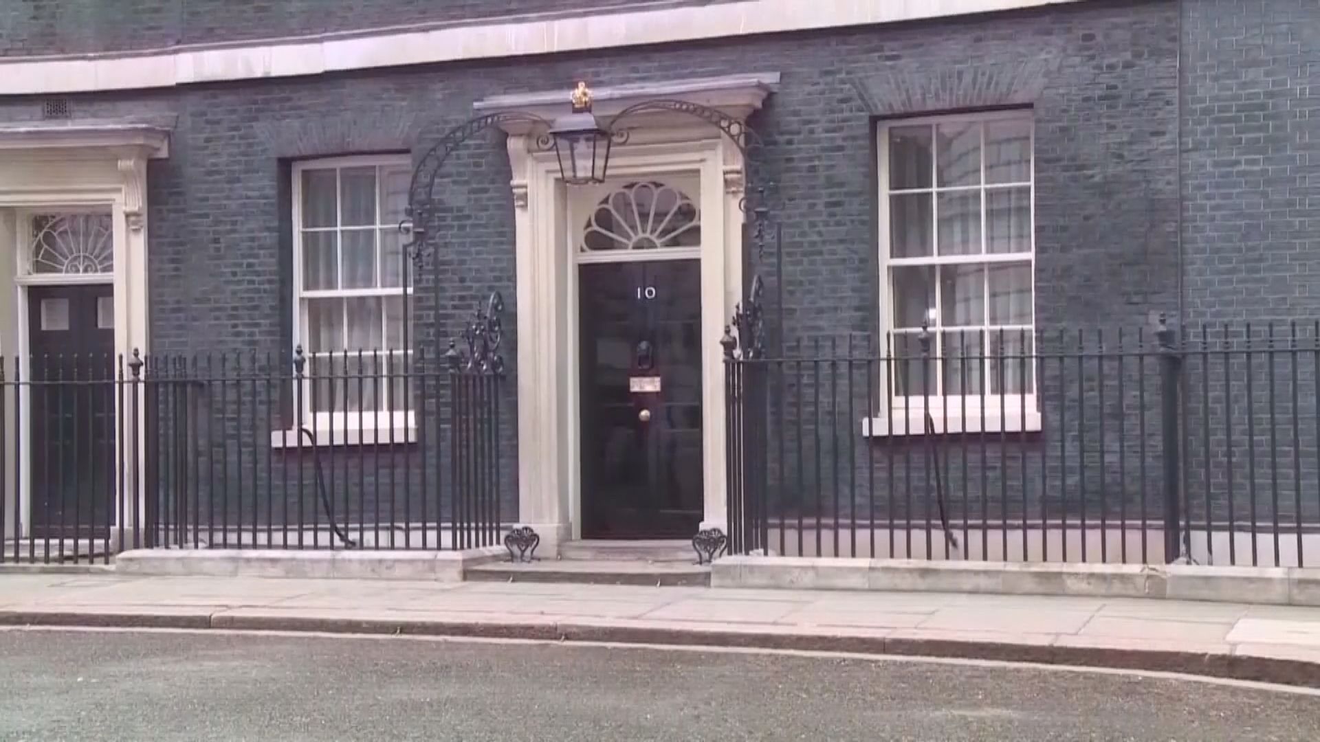 英國政府表明不會太早放寬封鎖措施