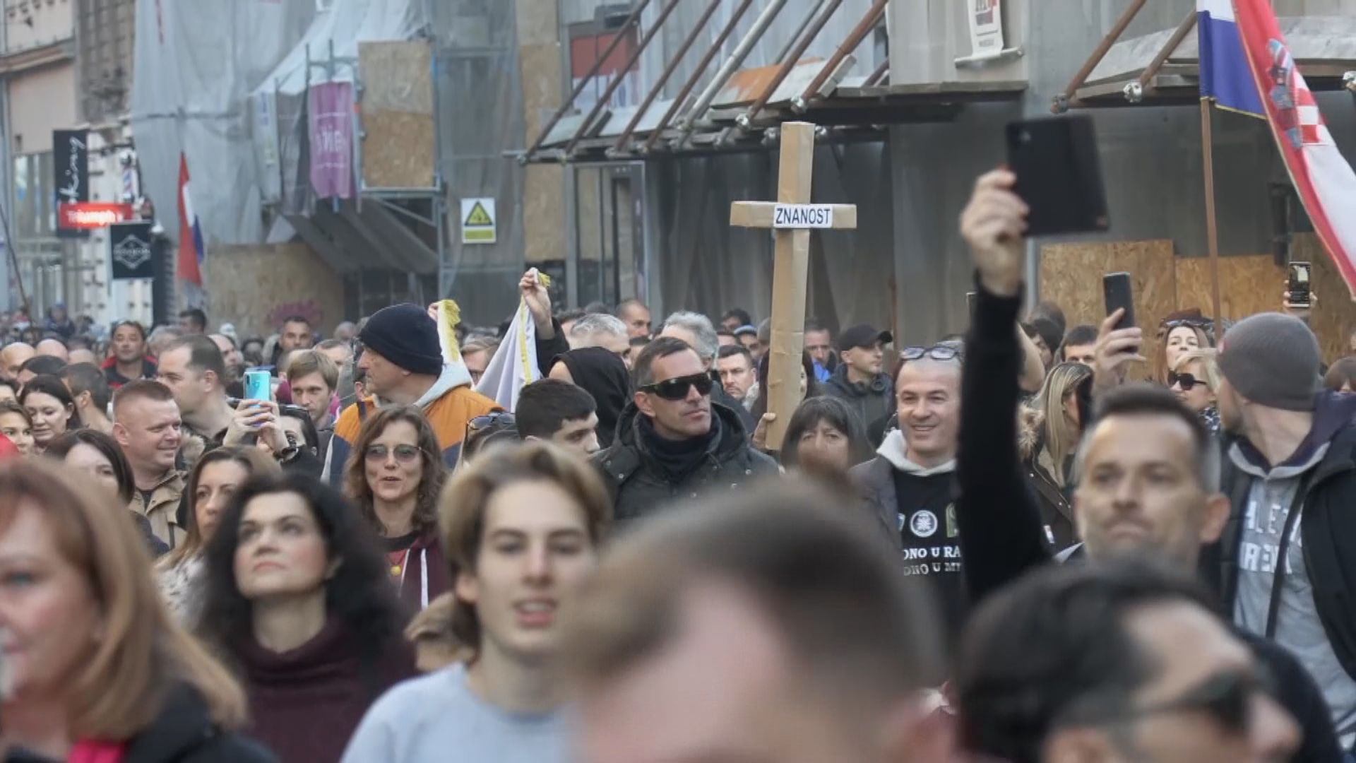 歐洲多國示威抗議收緊防疫措施　世衛警告或再多五十萬人染疫死亡