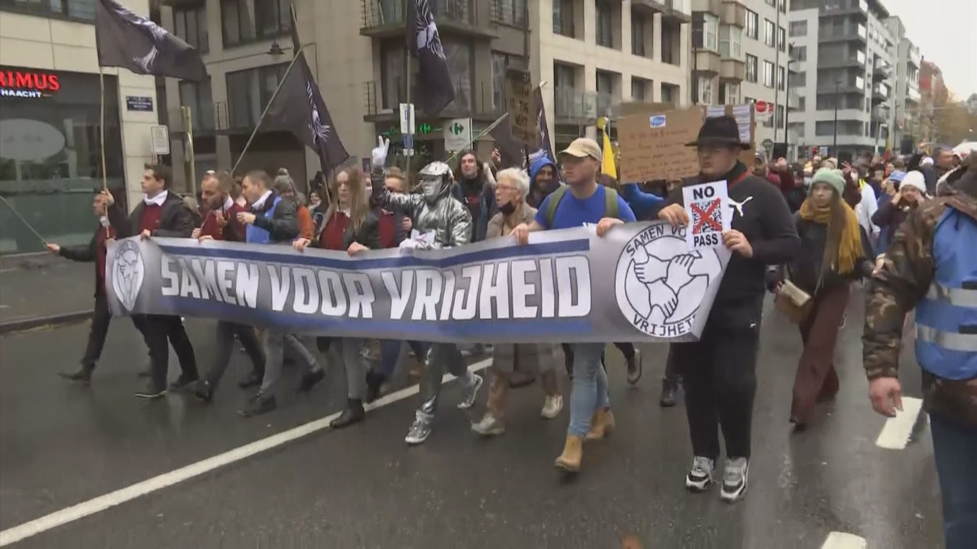 比利時民眾抗議收緊防疫措施　與警方爆發衝突