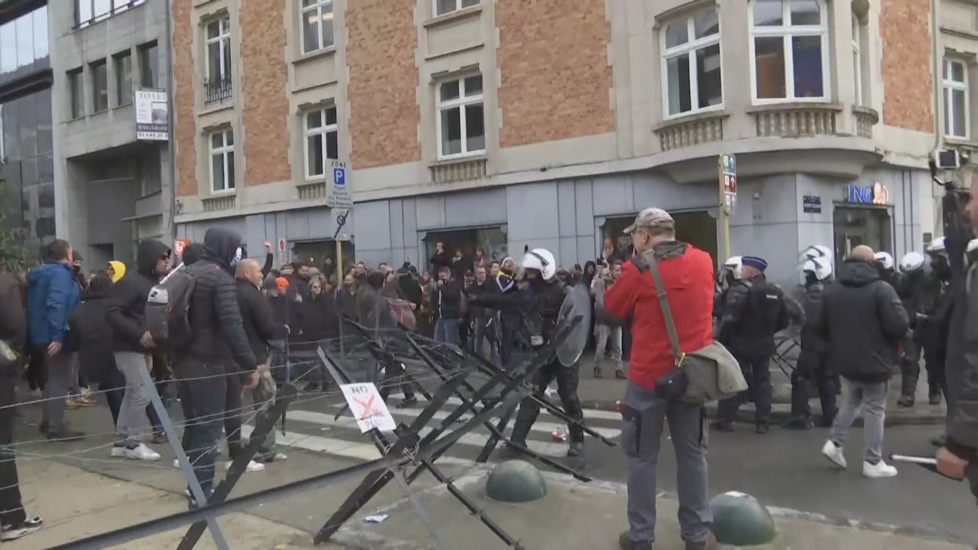 比利時民眾抗議收緊防疫措施　與警方爆發衝突