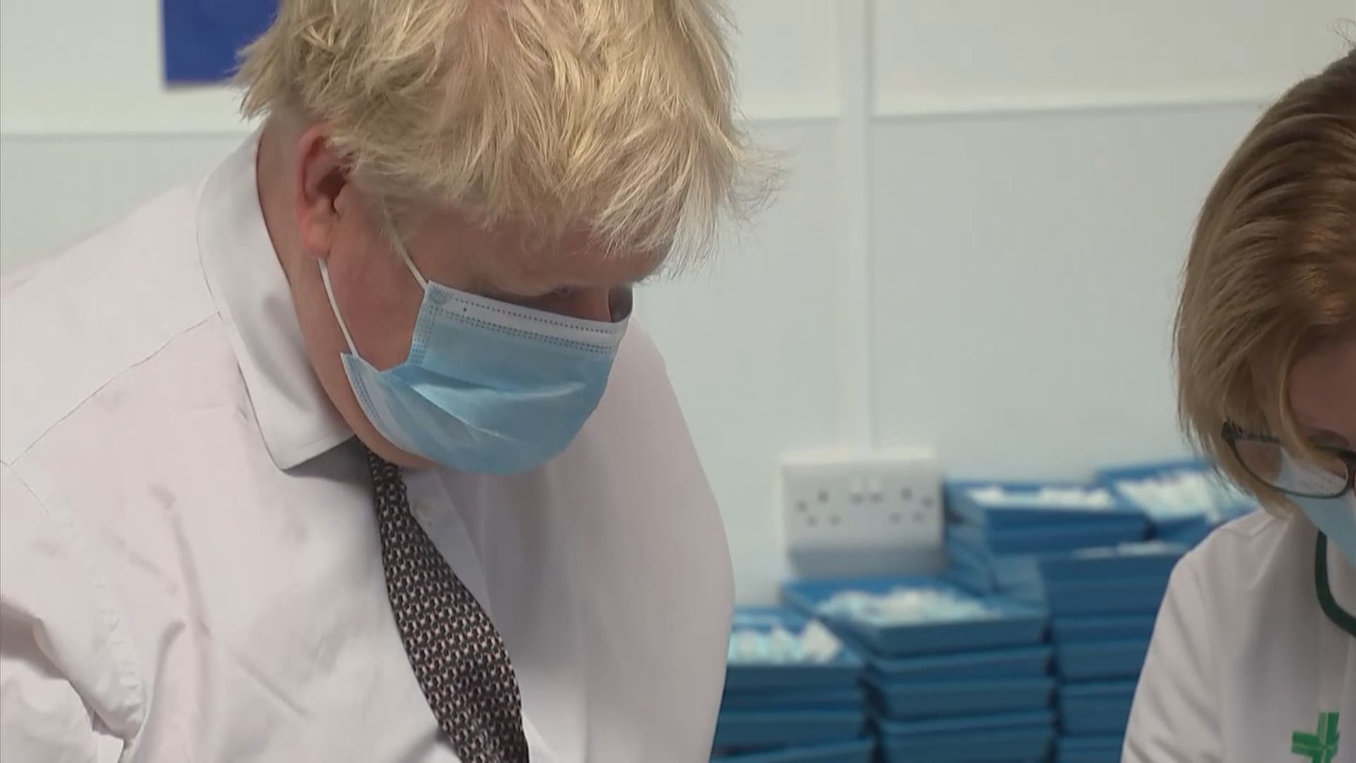 英國增近18萬宗確診　約翰遜指不會強迫民眾打針