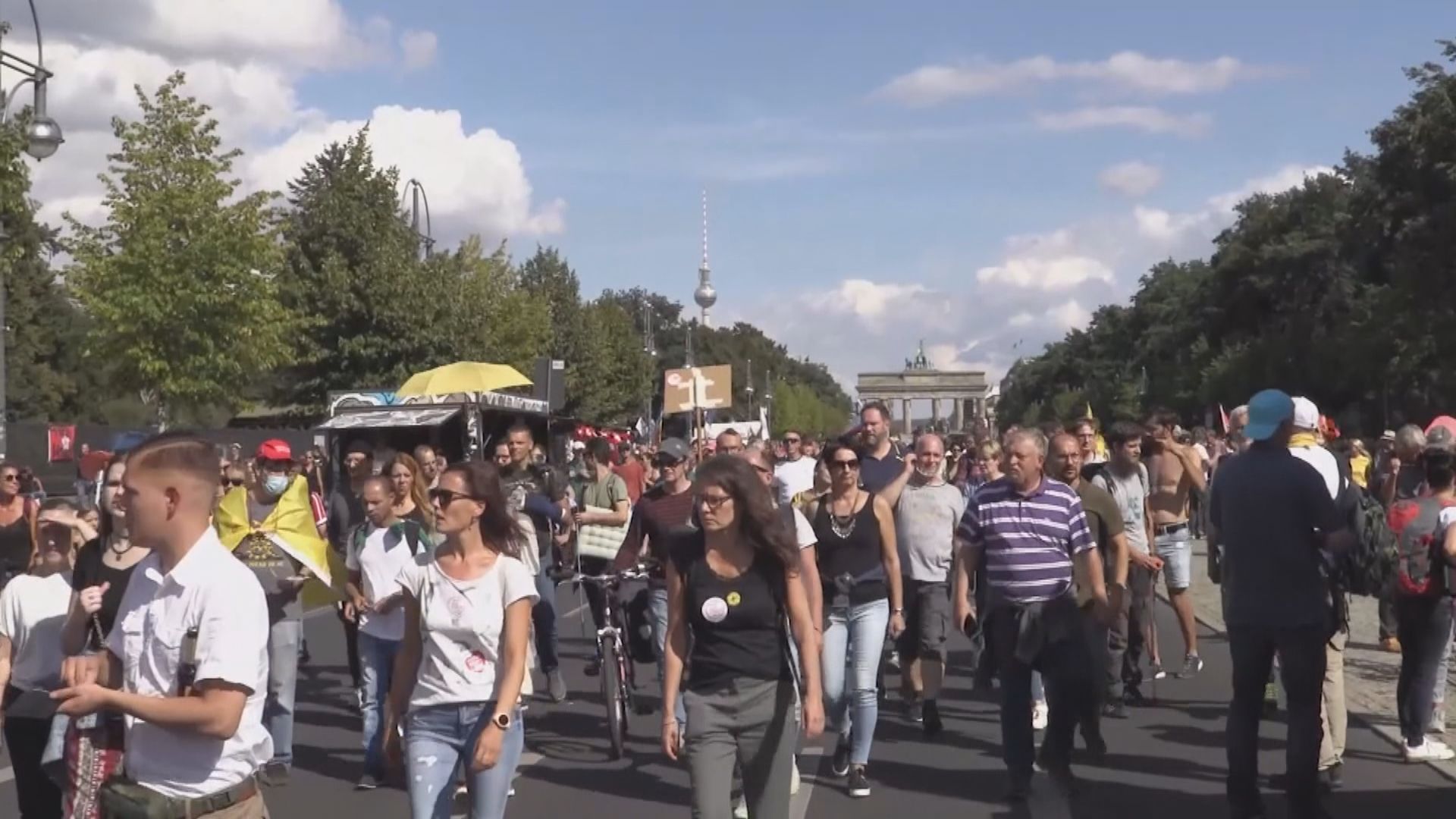 德國有民眾示威抗議政府防疫措施　警方帶走多人