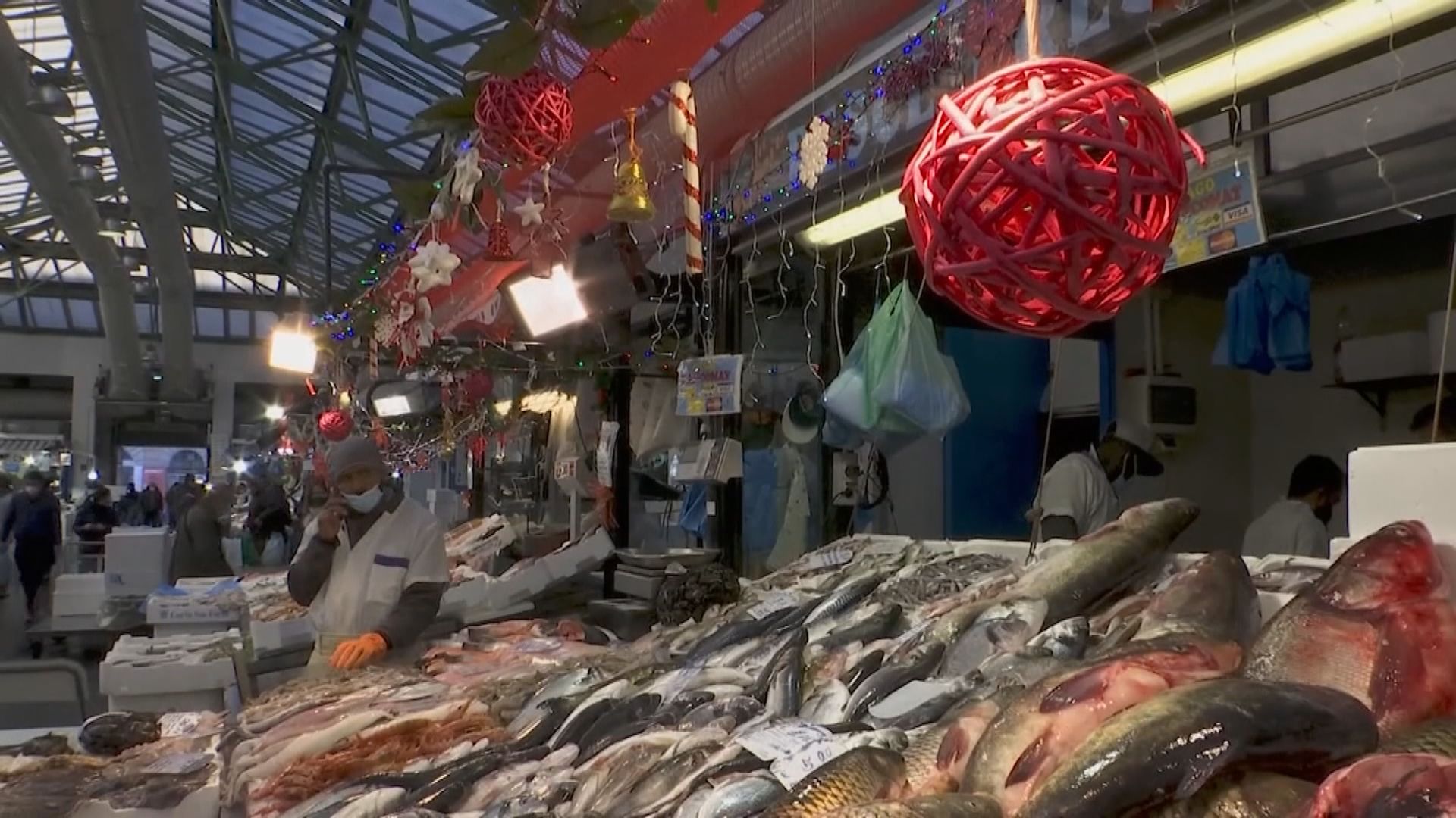 英國疫情嚴重　政府不考慮聖誕前收緊防疫