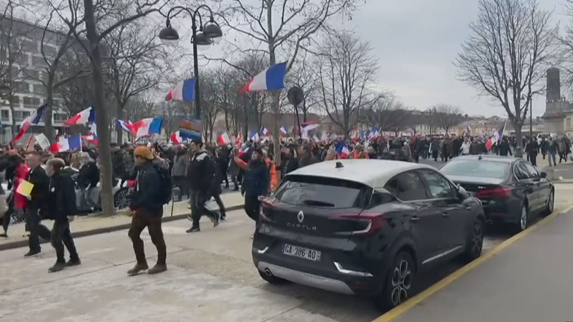 法國有民眾示威抗議政府推行疫苗通行證