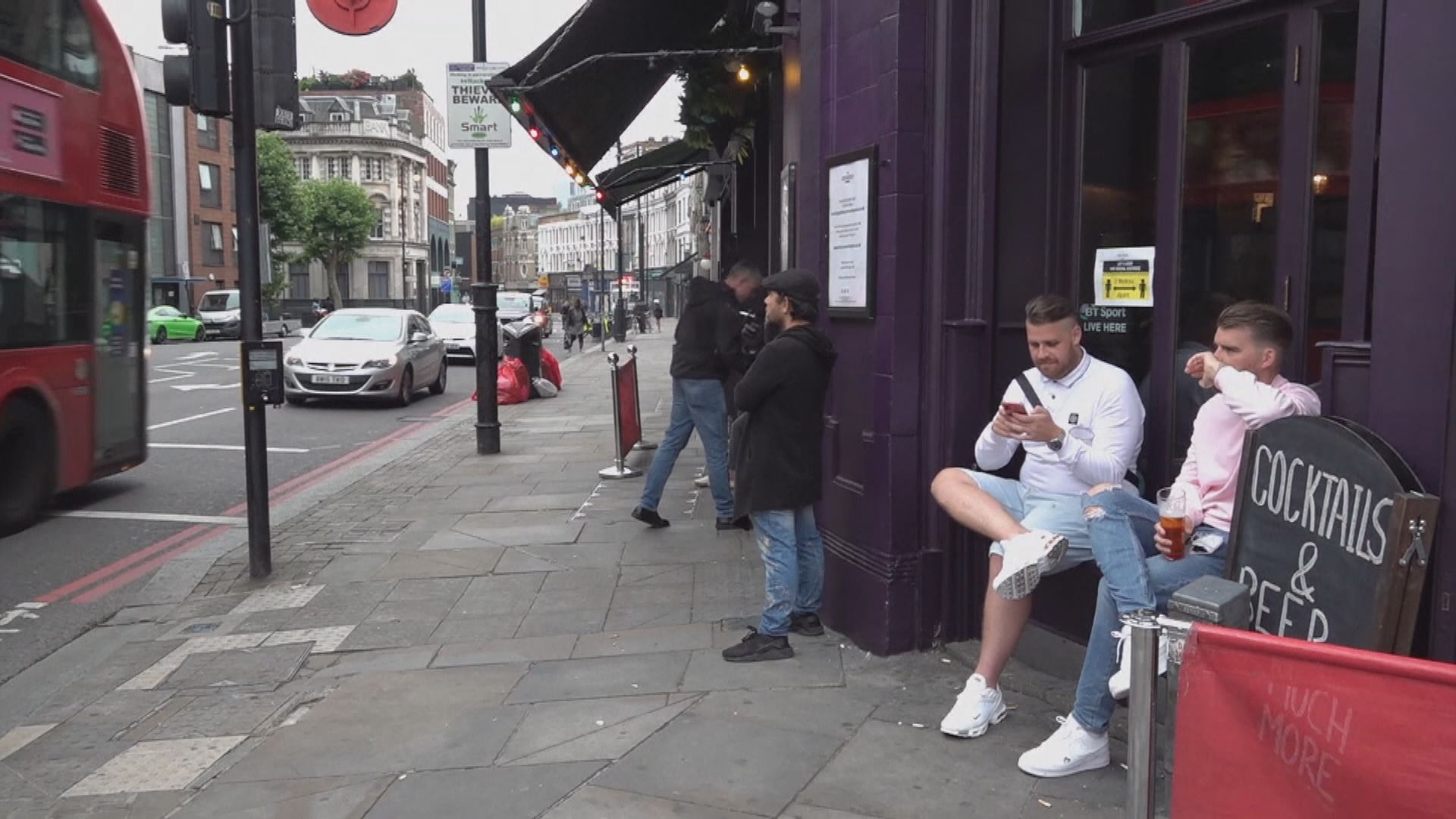 英國英格蘭地區酒吧及餐廳重開