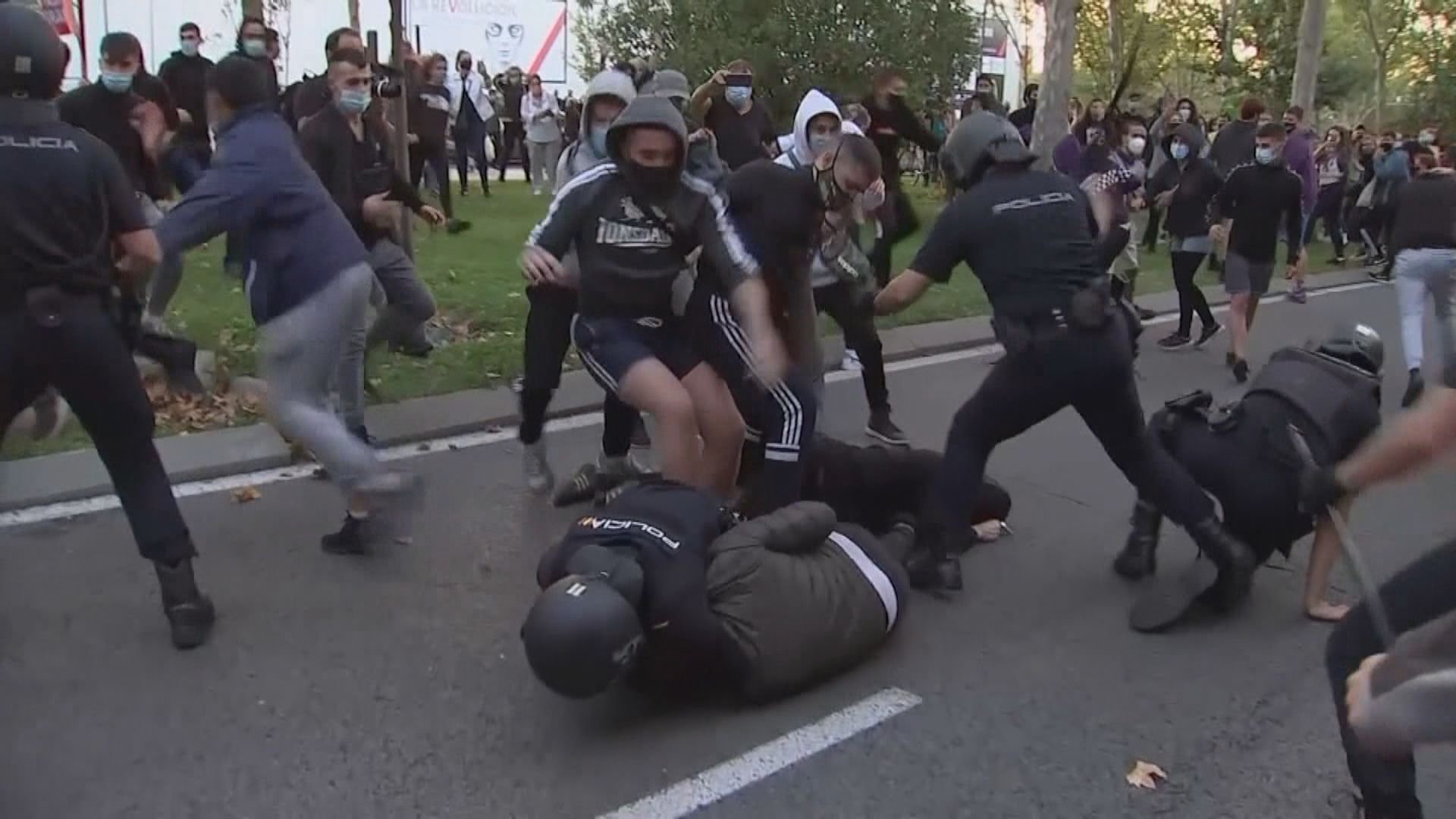 西班牙增過萬宗確診個案　民眾抗議限制措施嚴格