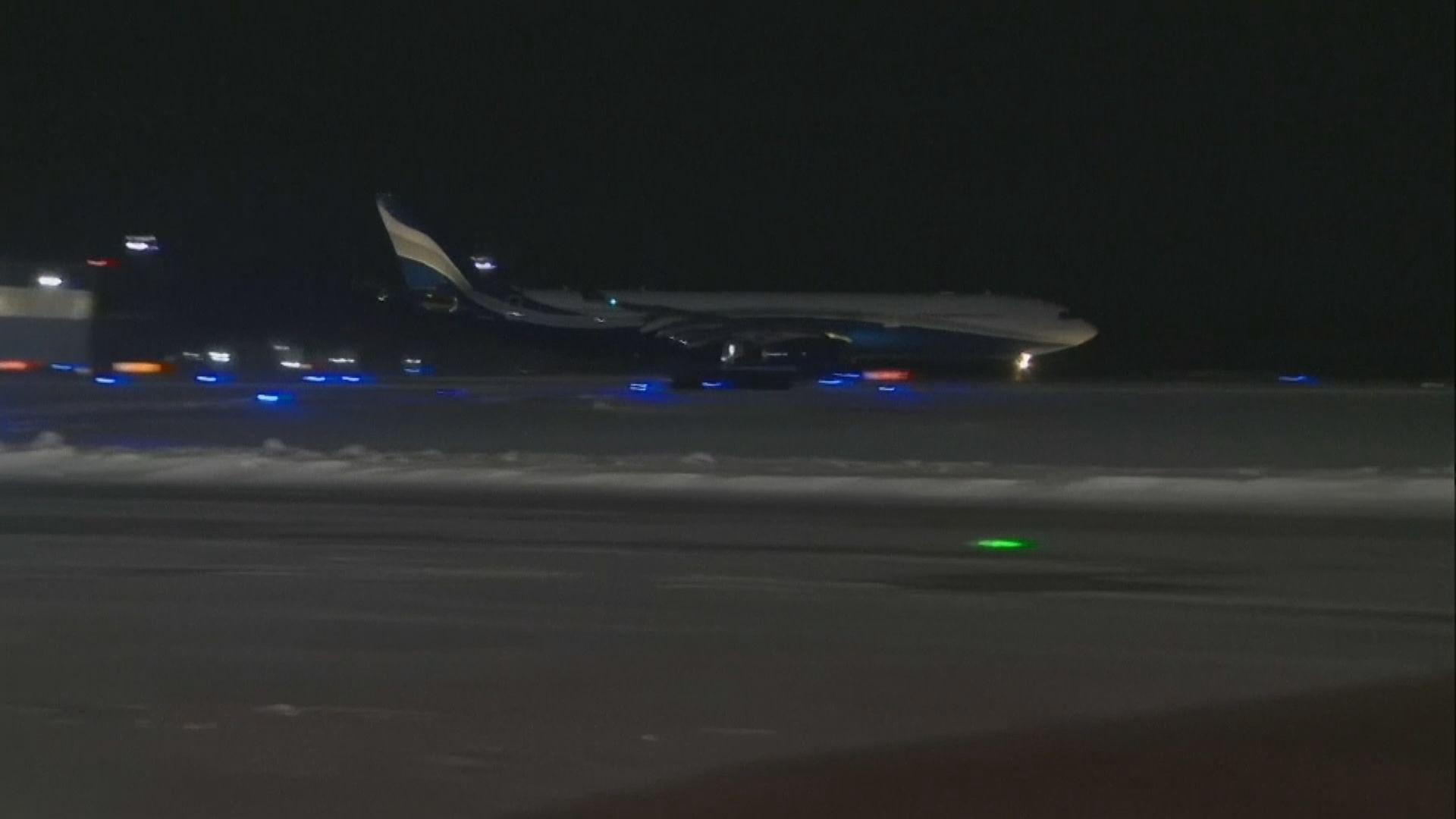 加拿大撤僑包機返抵當地