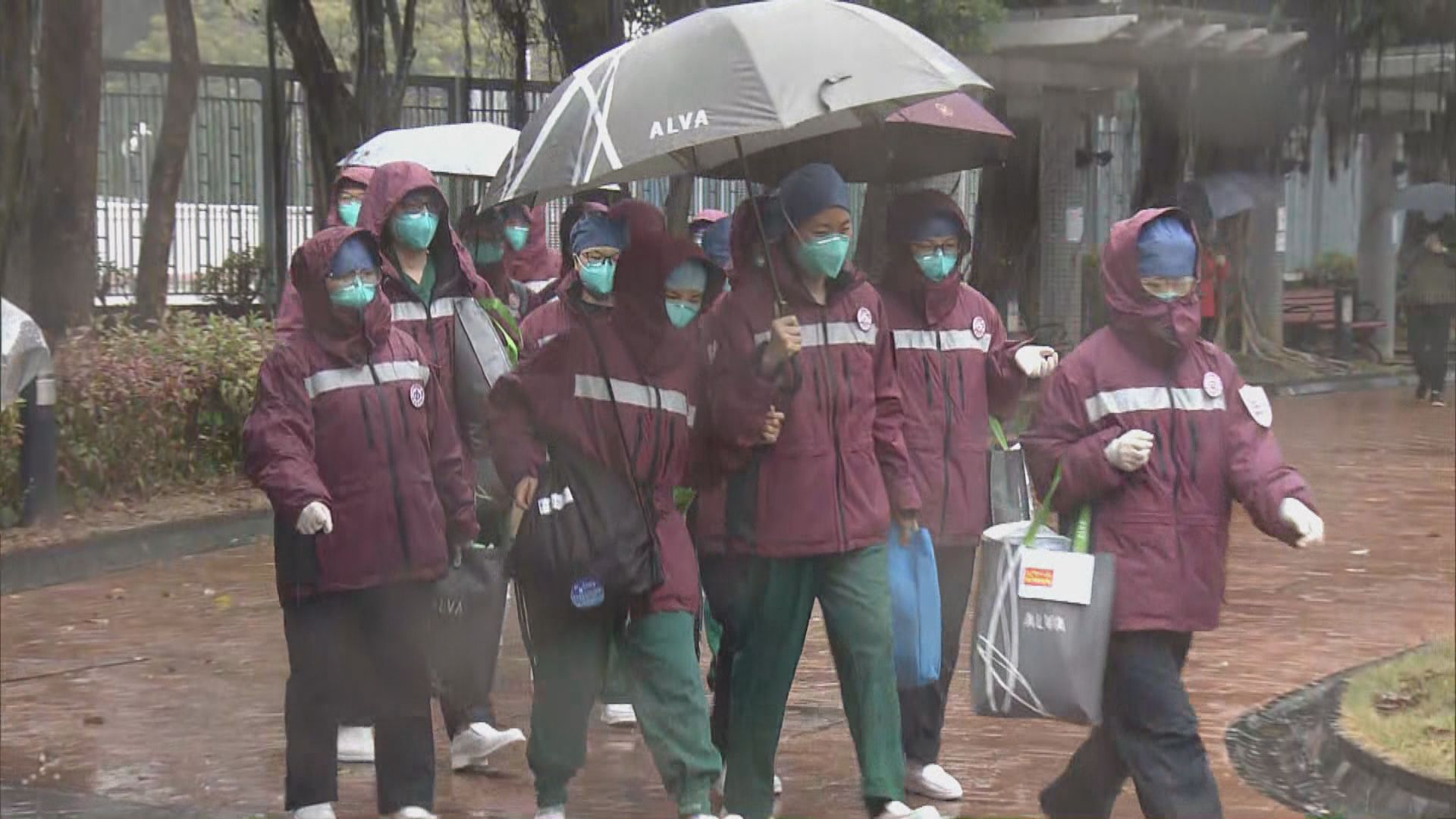 內地支援抗疫採樣員了解本港檢測中心運作