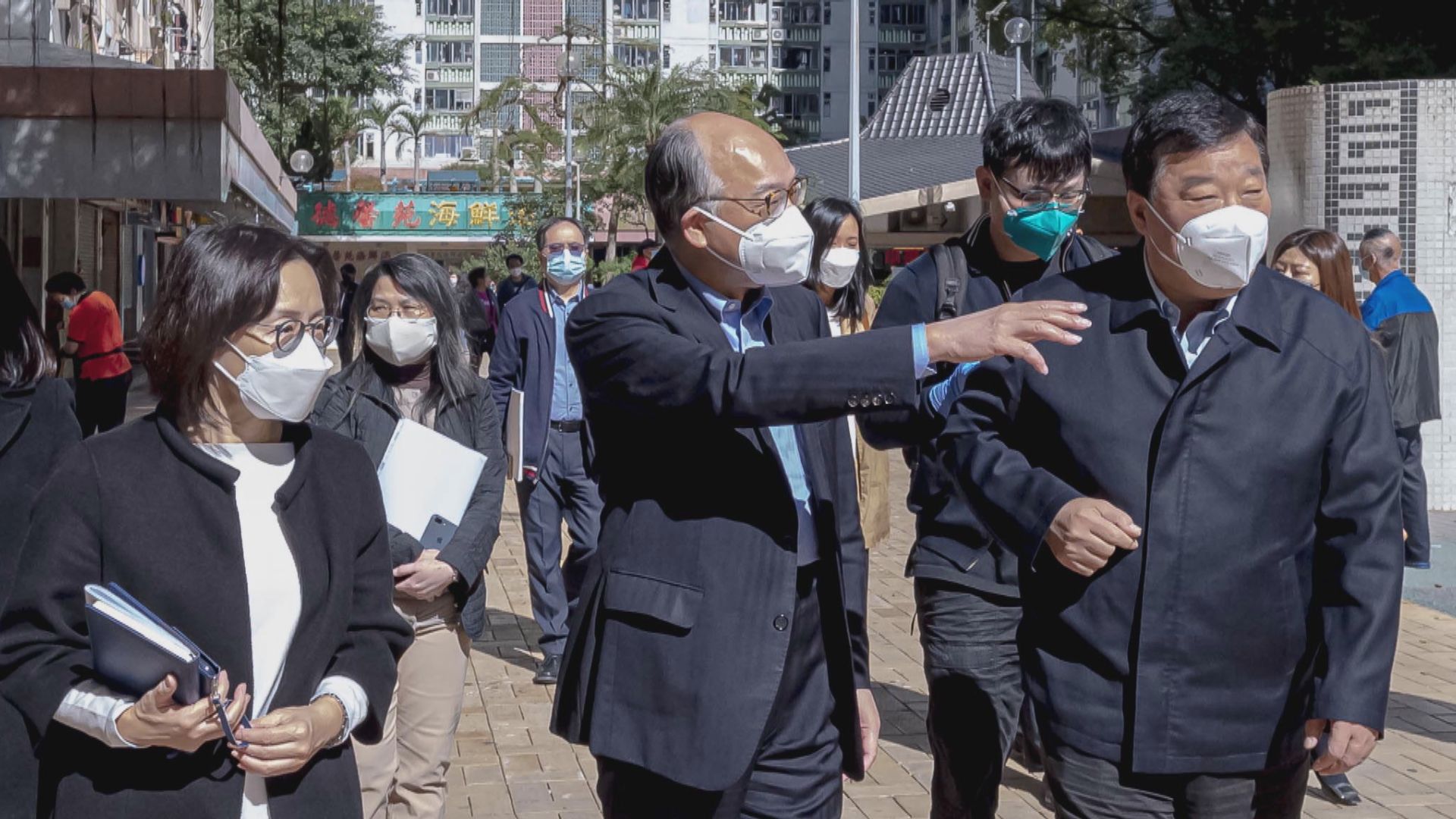 梁萬年由陳帆陪同視察圍封強檢地點